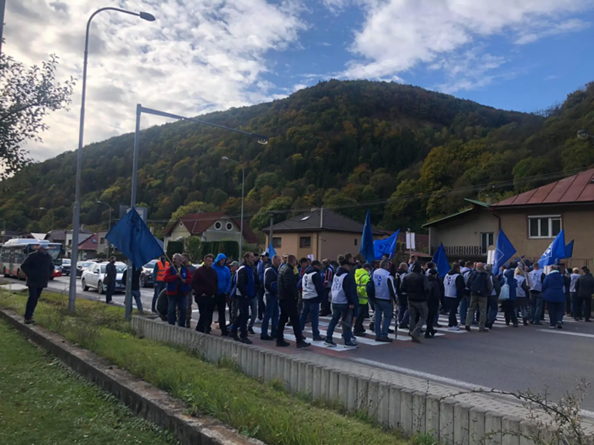 Protest odborárov na hlavnom cestnom ťahu na Donovaly v Banskej Bystrici.