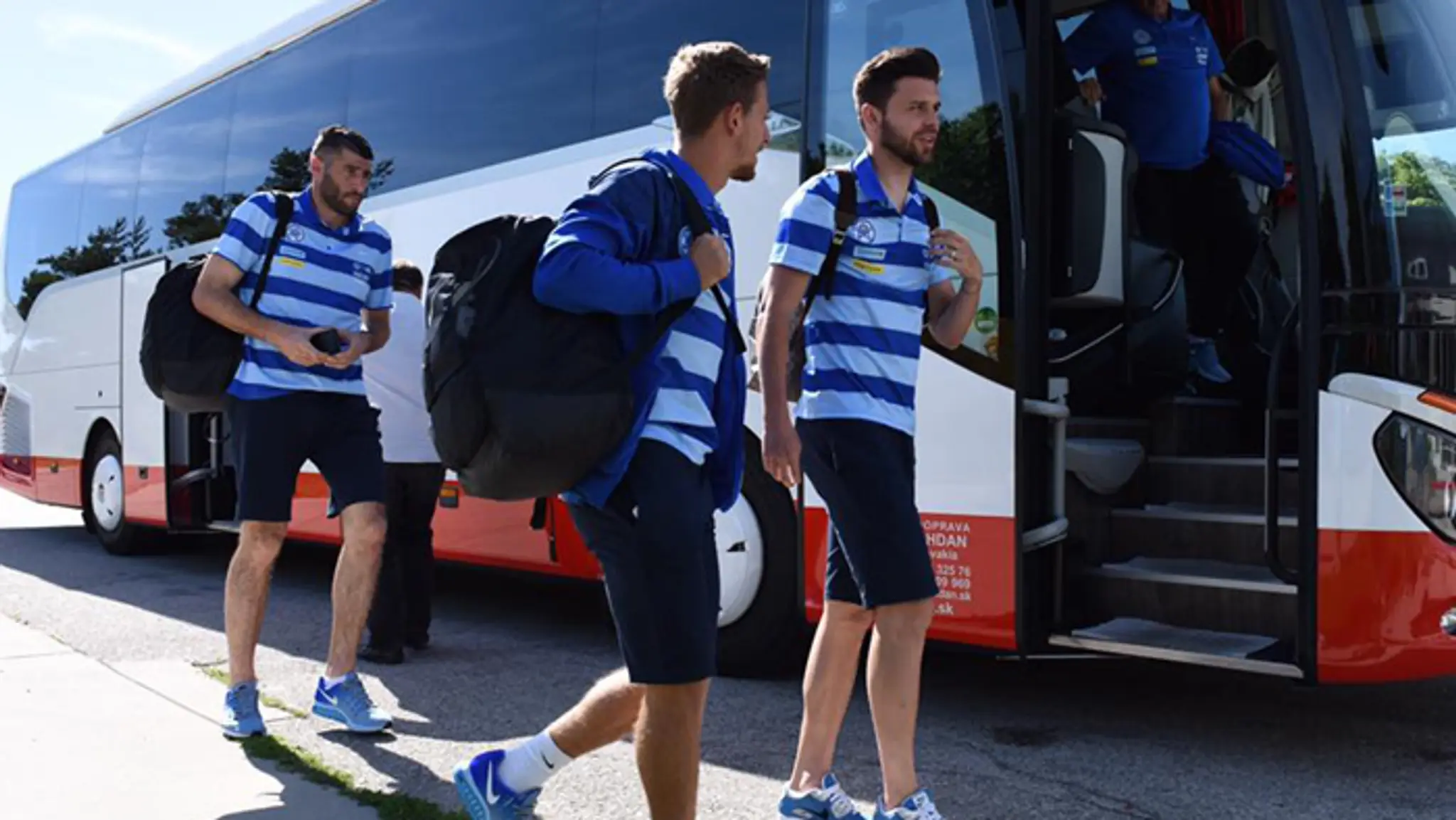 Slovenskí reprezentanti pred odchodom na kvalifikačný zápas MS 2018.