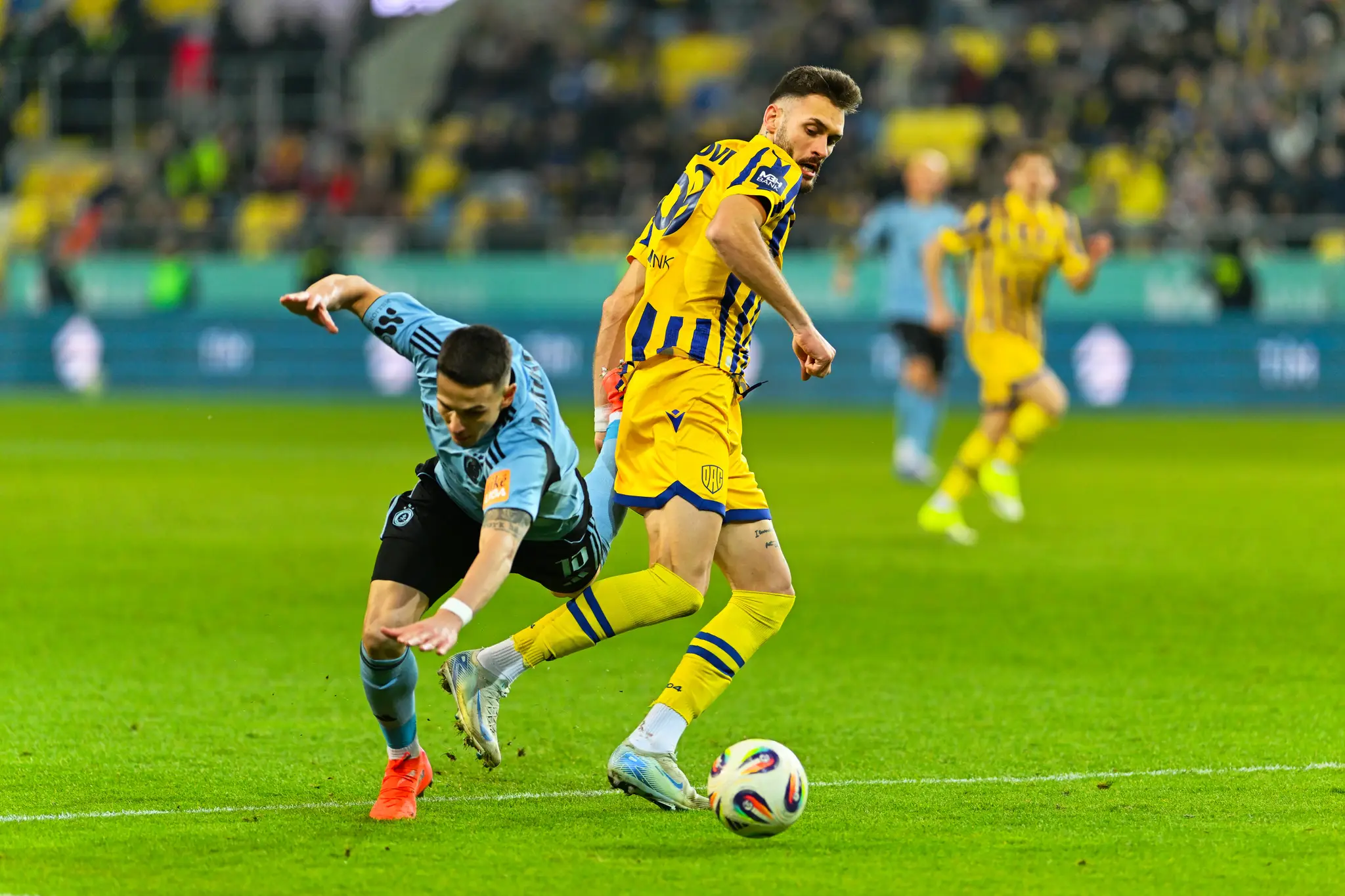 Na snímke futbalista DAC-u Nino Kukovec (uprostred) a hráč Slovana Svetozar Markovič.