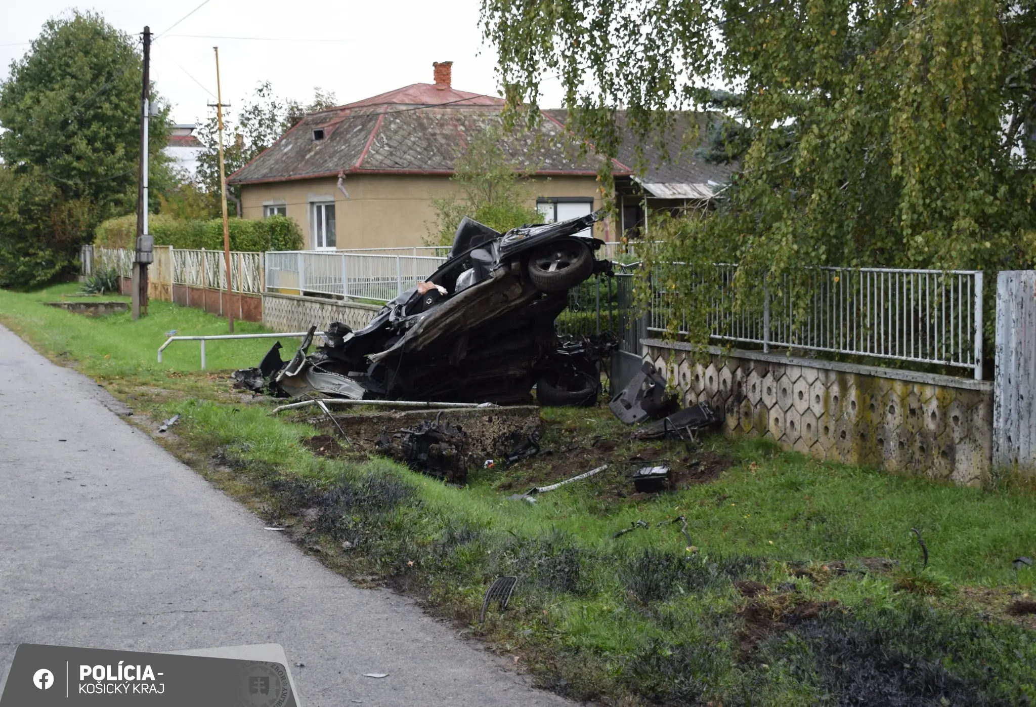 Auto pri nehode roztrhlo na polovicu