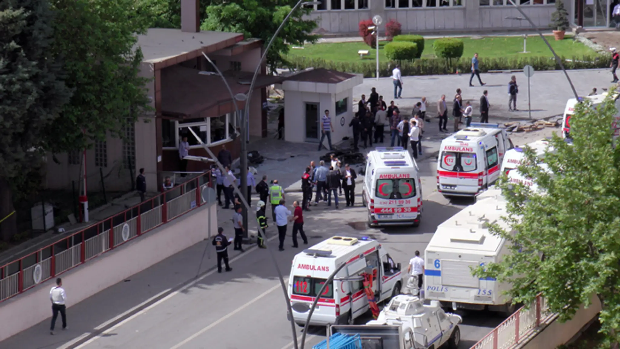 Príslušníci bezpečnostných síl a zdravotníci vyšetrujú na mieste výbuchu pred sídlom policajnej stanice v tureckom Gaziantepe.