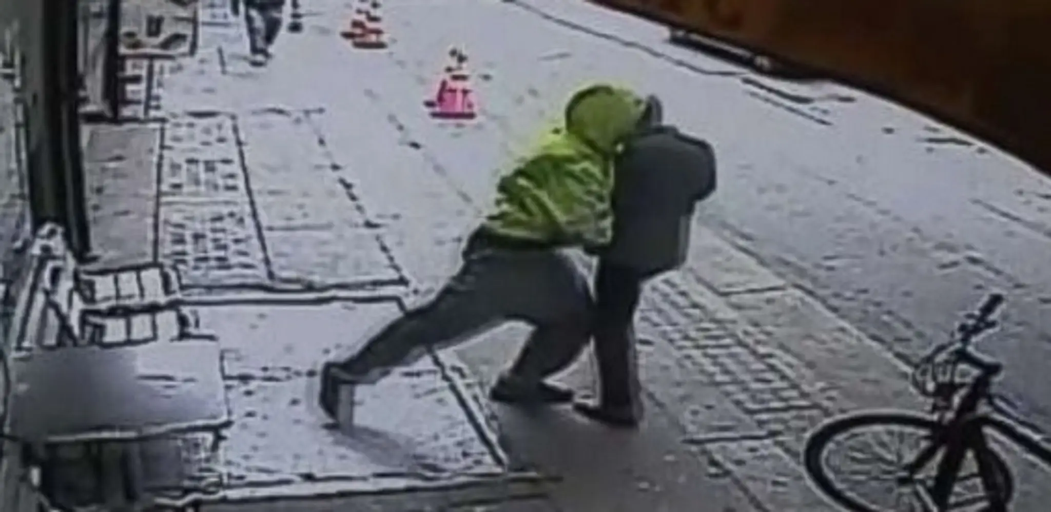 Chlap hádže okoloidúceho muža pod kamión.