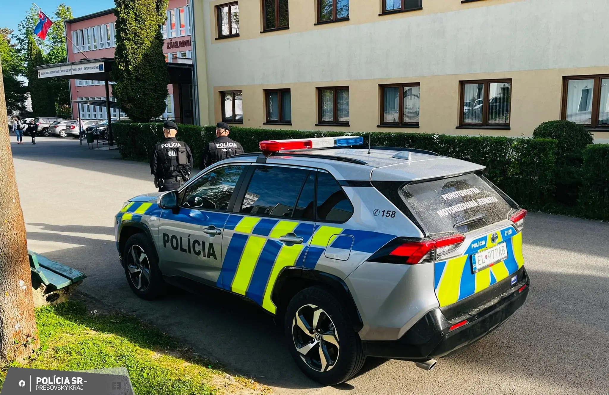 Školy strážia po výhražných e-mailoch policajti.