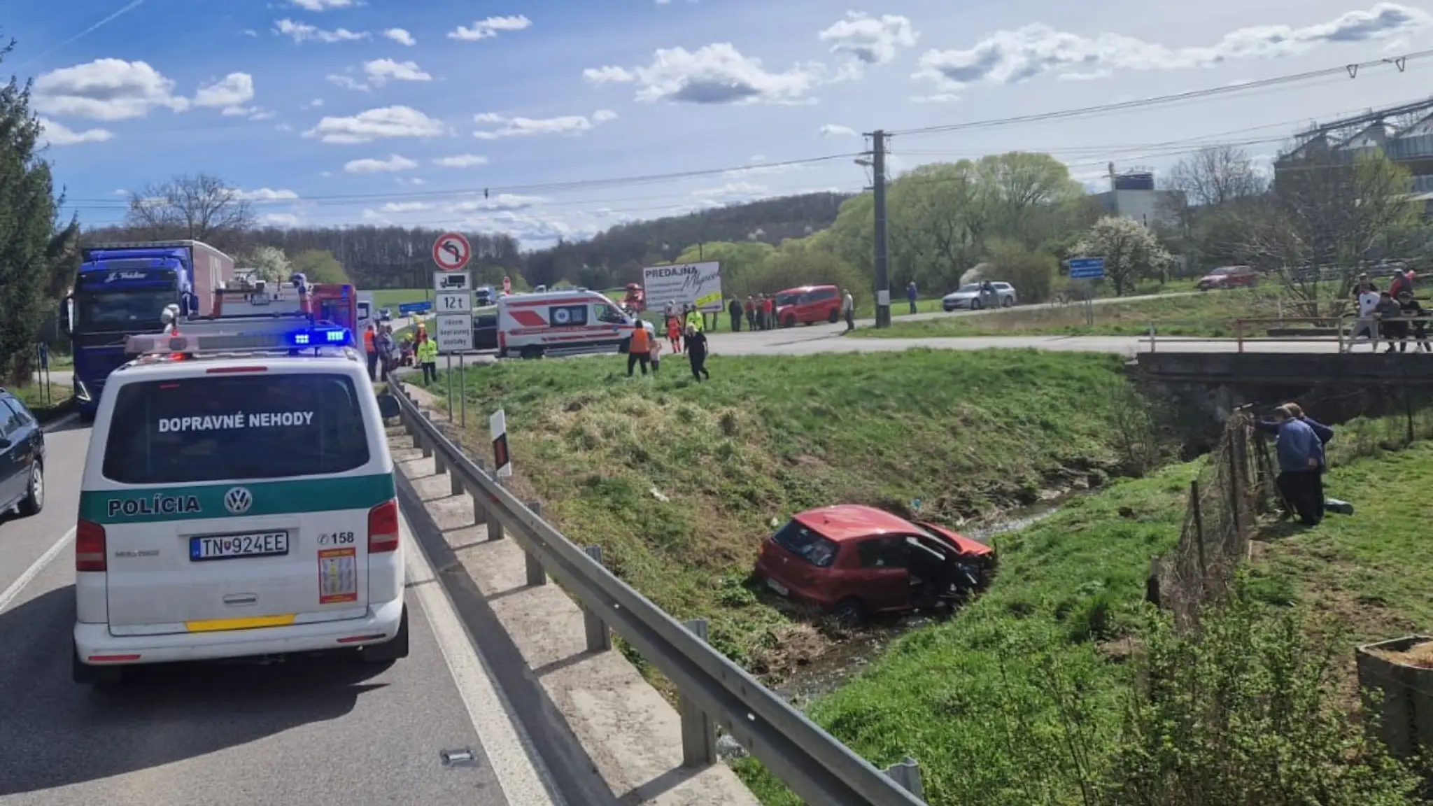 Dopravná nehoda pri obci Svinná.