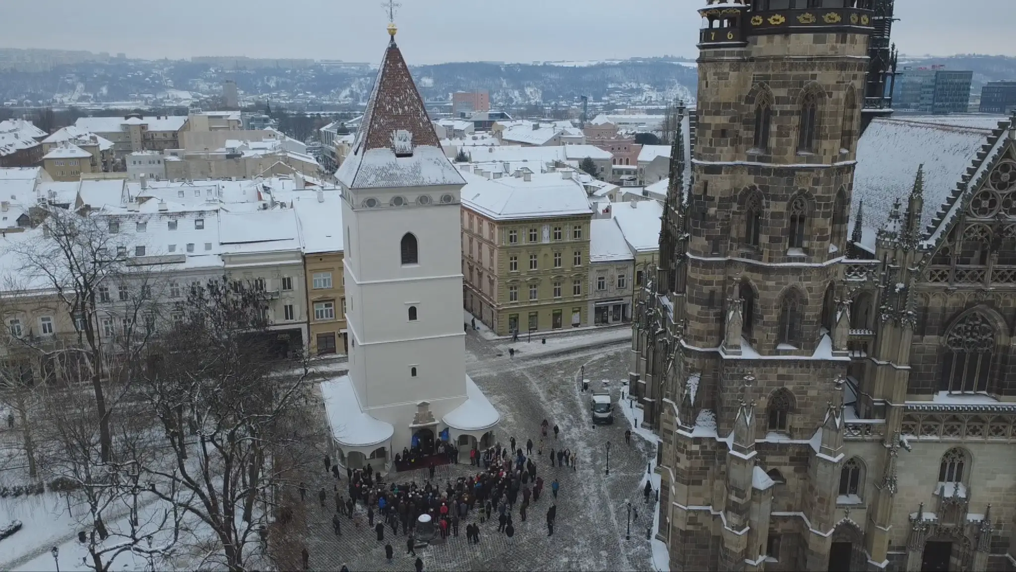 Vľavo Urbanova veža.
