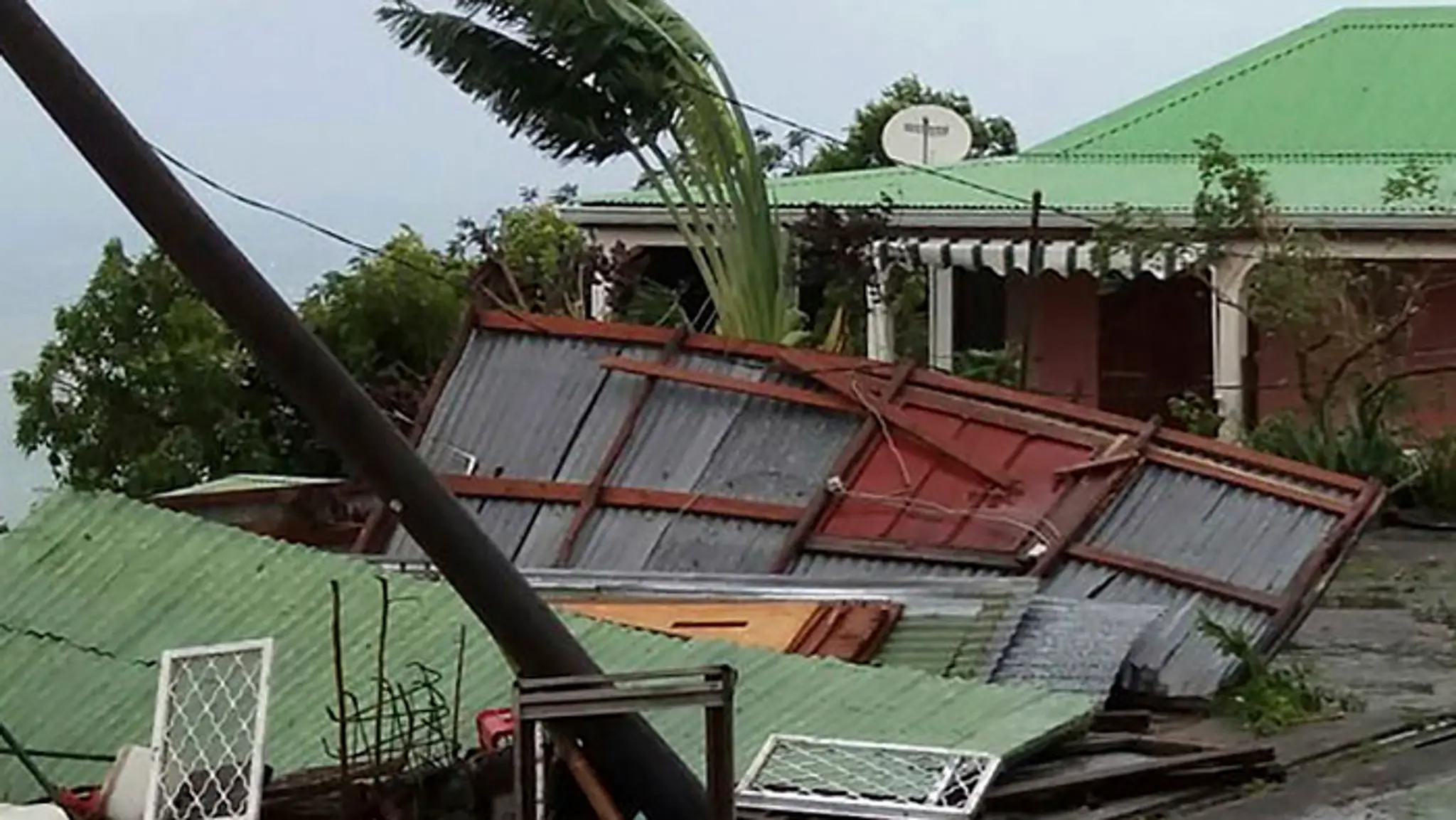 Na francúzskom ostrove Guadeloupe si hurikán vyžiadal jedného mŕtveho.