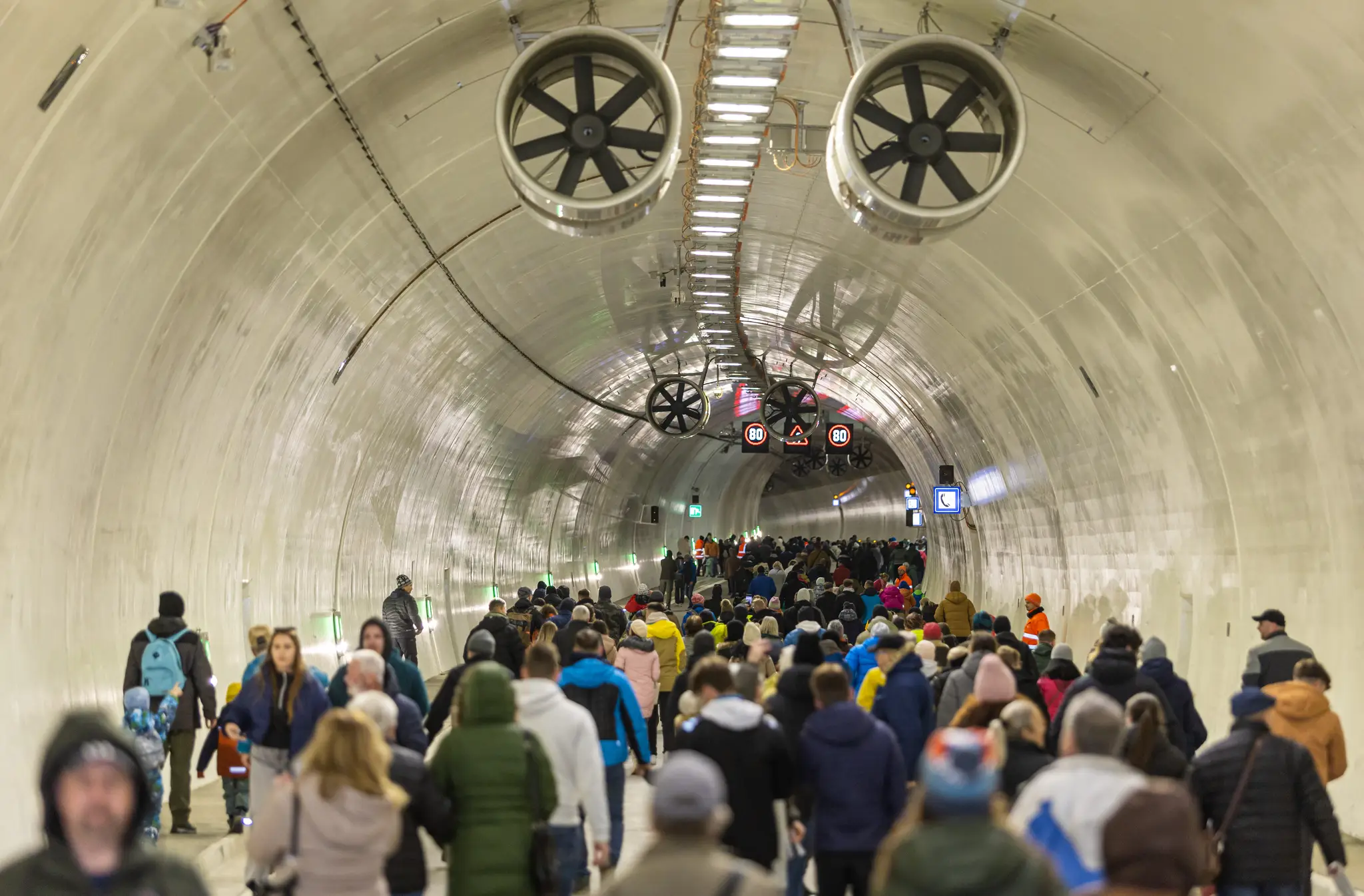 Ľudia prechádzajú tunelom Višňové počas podujatia Deň otvoreného tunela Višňové.