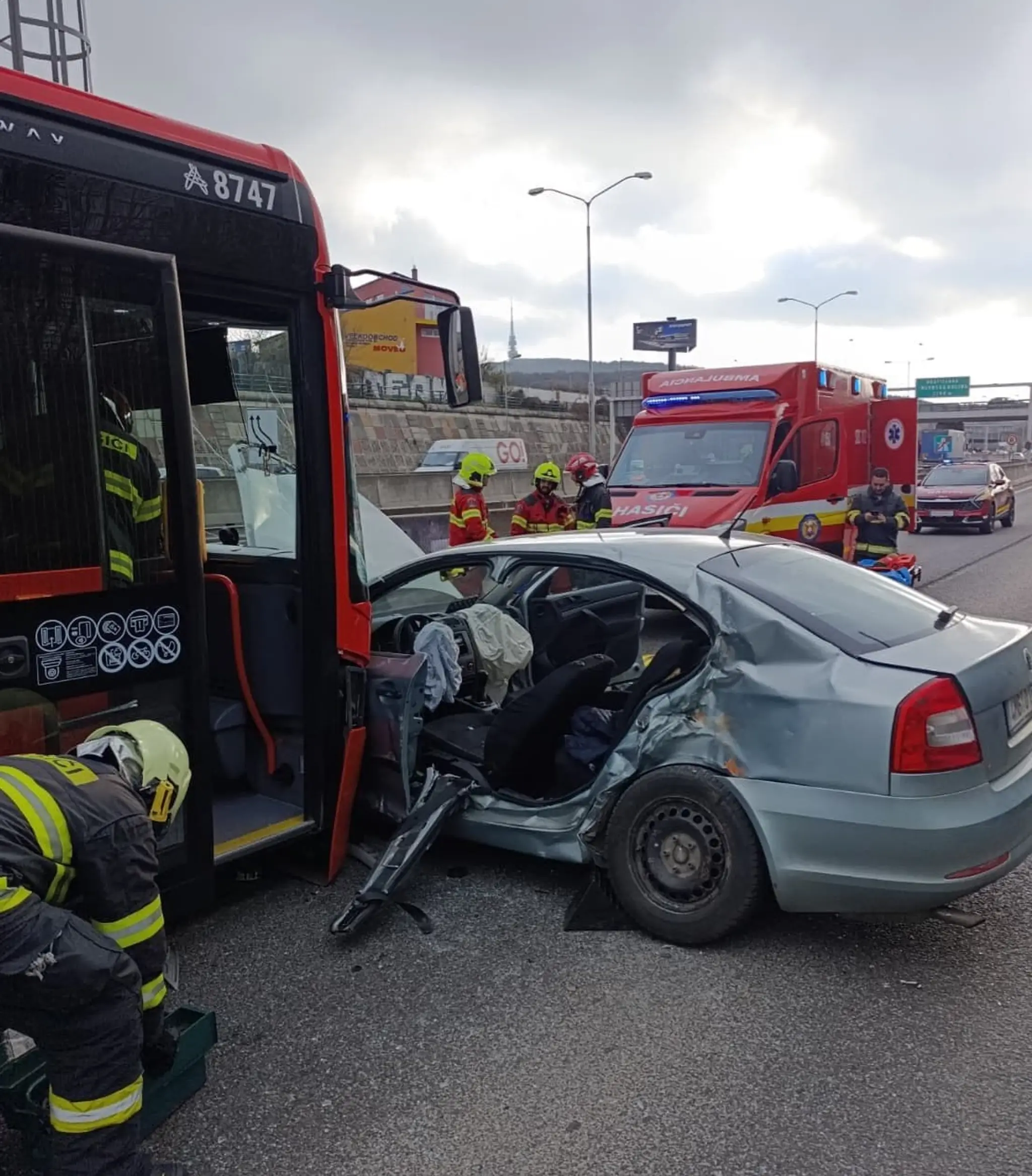 Autobus sa zrazil so Škodou.
