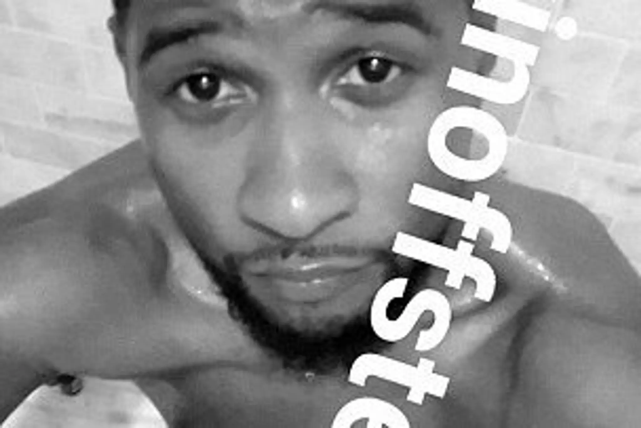 33A1345100000578-3564496-Just_the_tip_Usher_shared_a_naked_selfie_from_his_steam_room_on_-m-151_1461878105855.jpg
