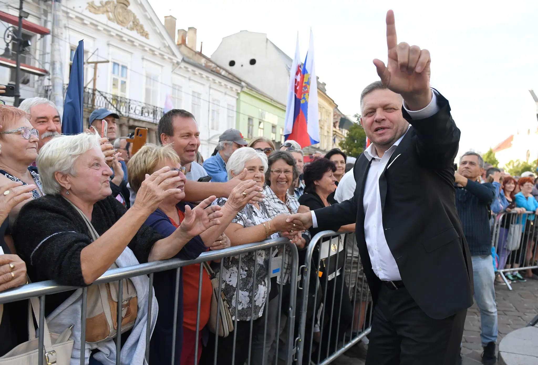 Na snímke vpravo predseda strany Smer-SD Robert Fico