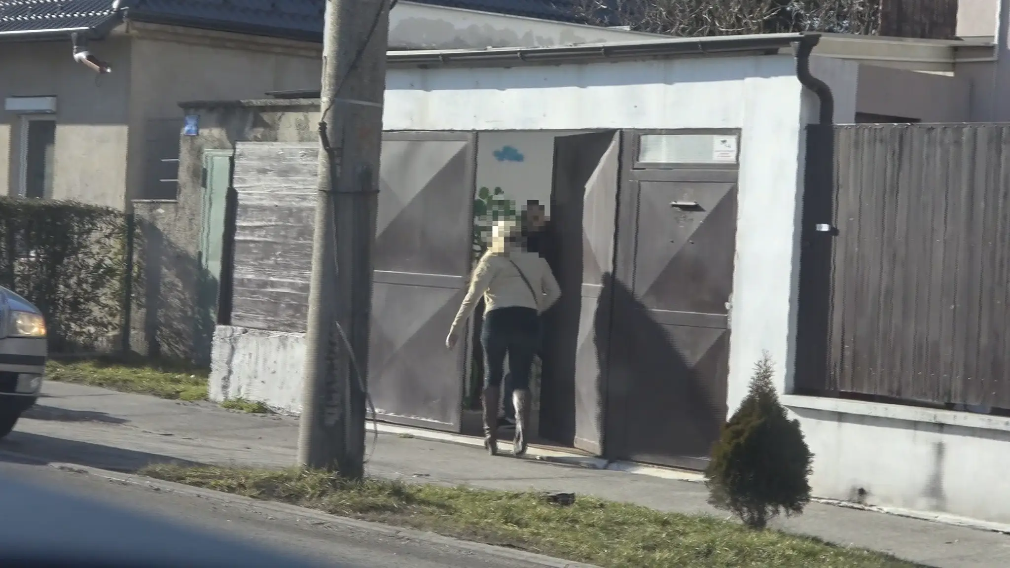 Žena vchádza do dvora.