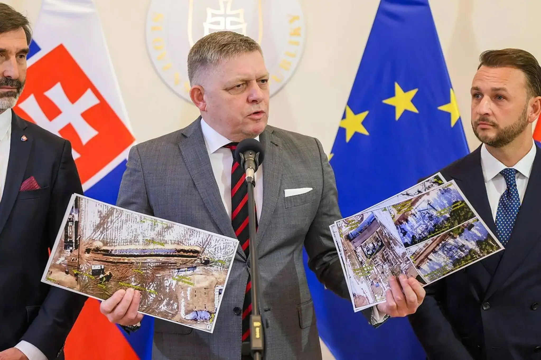 Slovenský premiér Robert Fico ukazuje satelitné snímky ropovodu Družba.