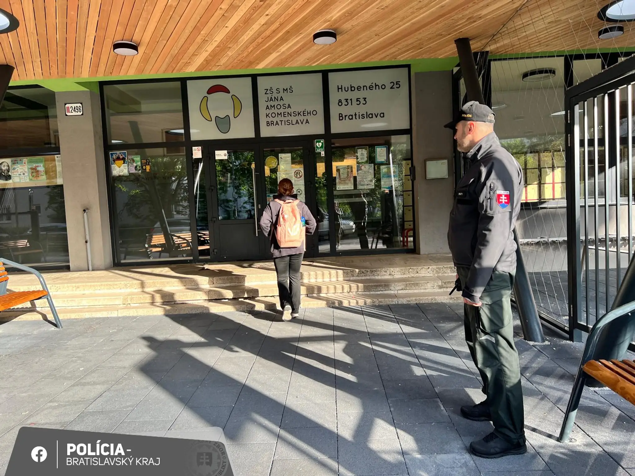 Školy strážia po výhražných e-mailoch policajti.