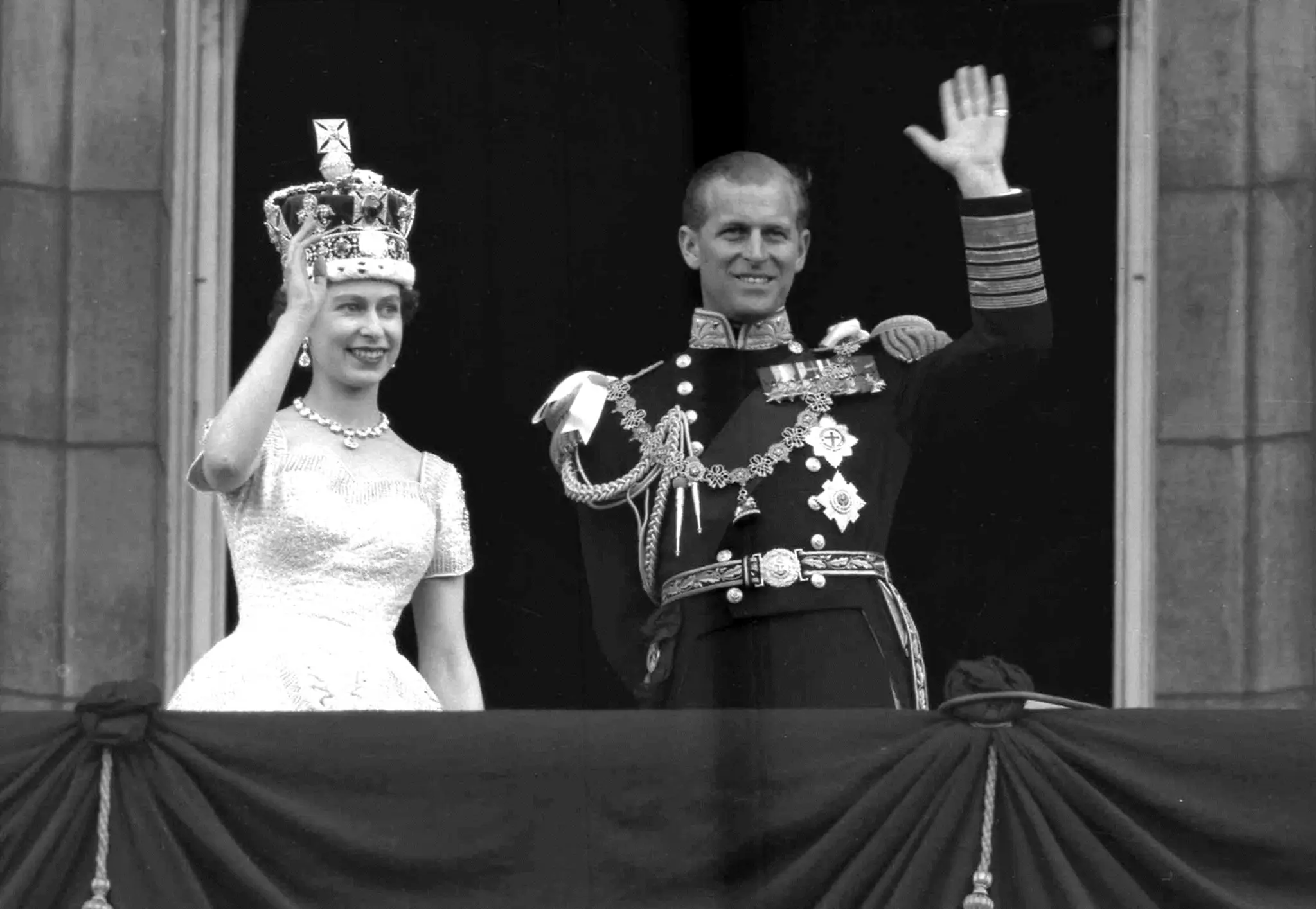 Kráľovná Alžbeta II. a princ Philip mávajú z balkóna Buckinghamského paláca po ich korunovácii v Londýne.