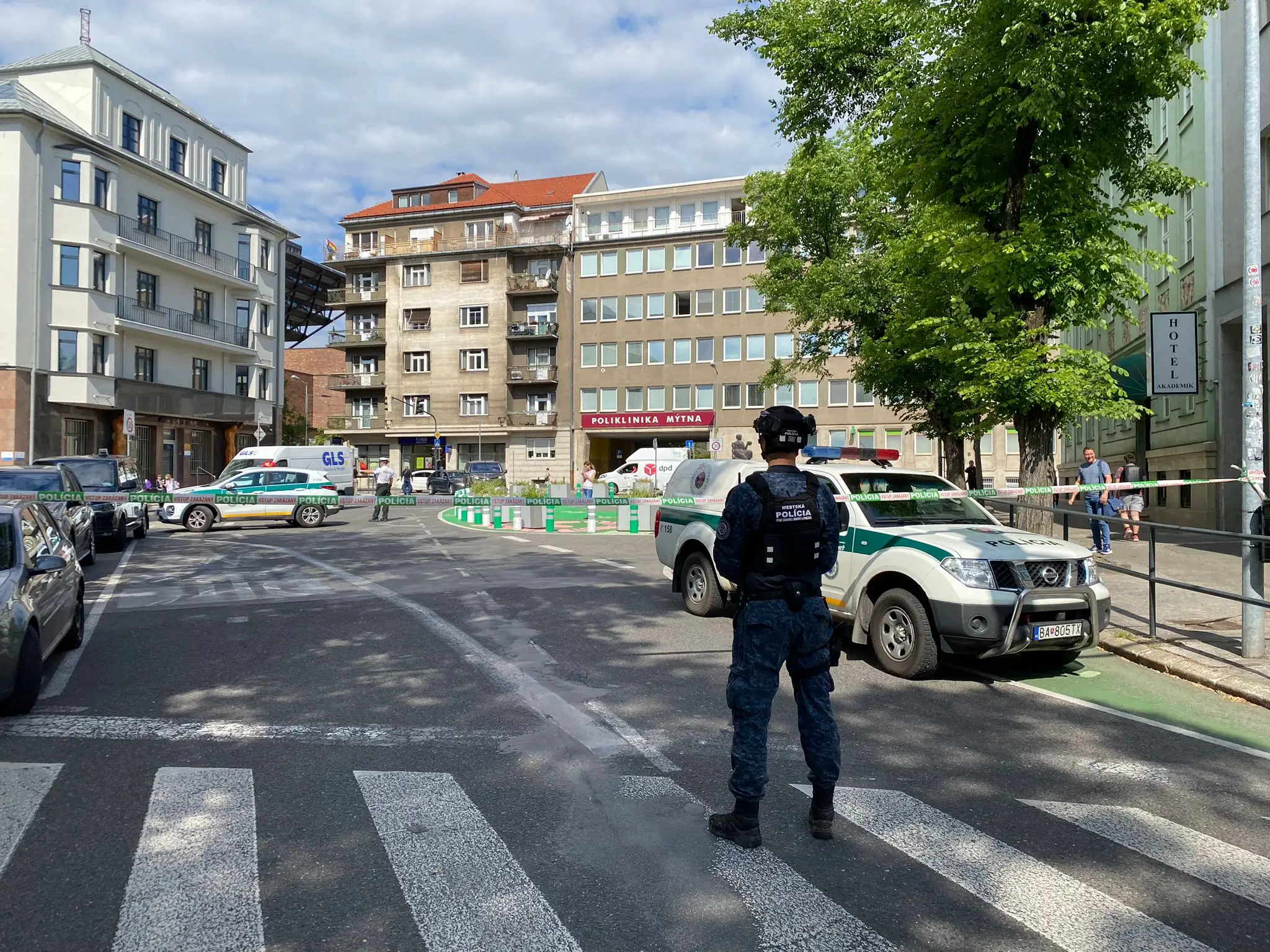 Na Technickej univerzite v Bratislave zasahujú policajti.