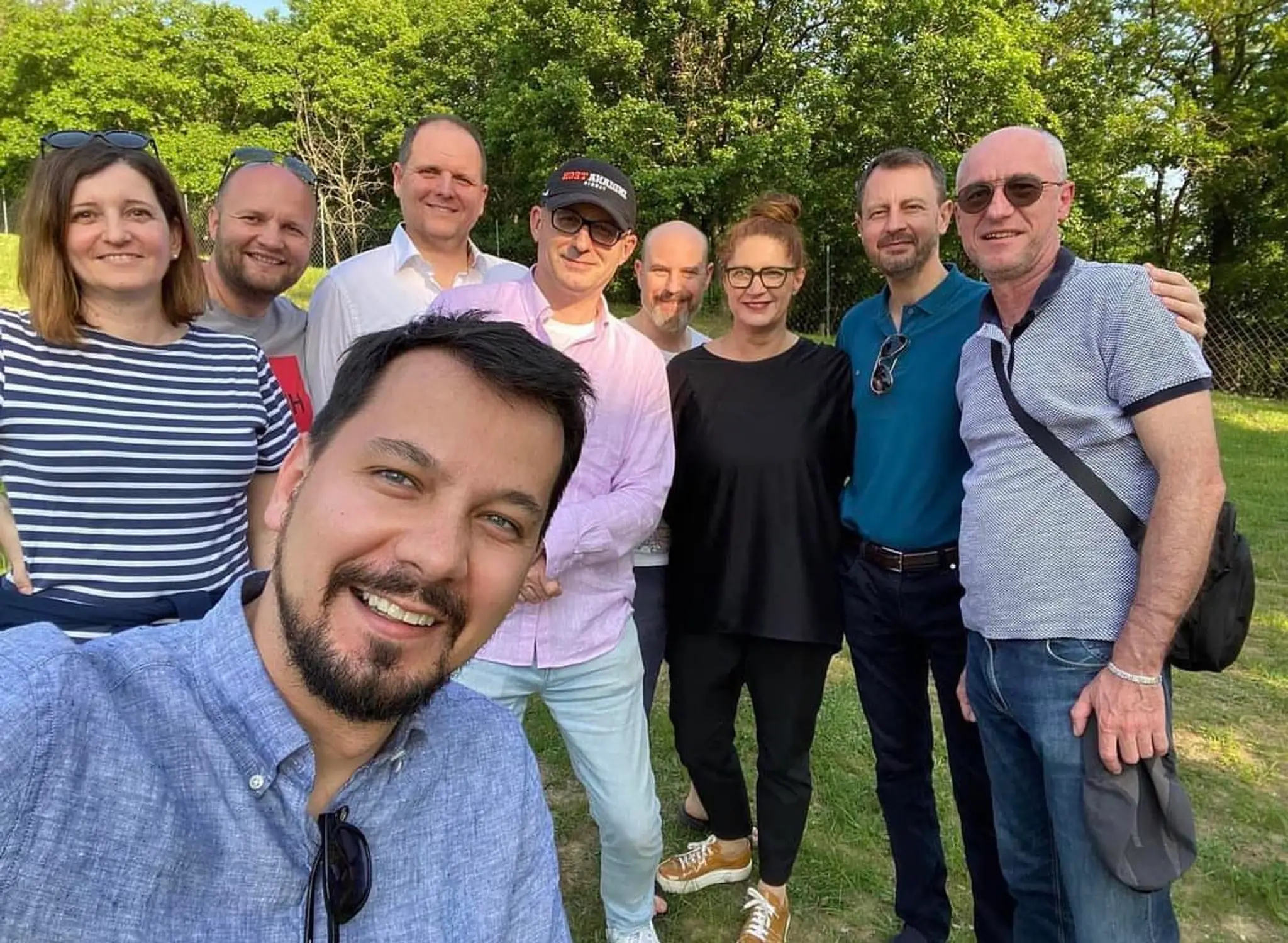 Na snímke politici zo strany Demokrati na teambuildingu.