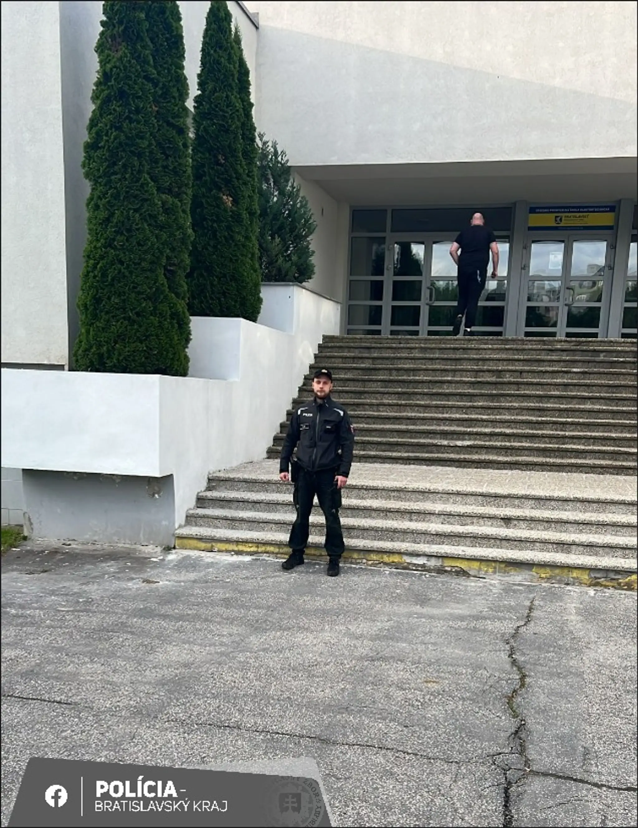 Školy strážia po výhražných e-mailoch policajti.