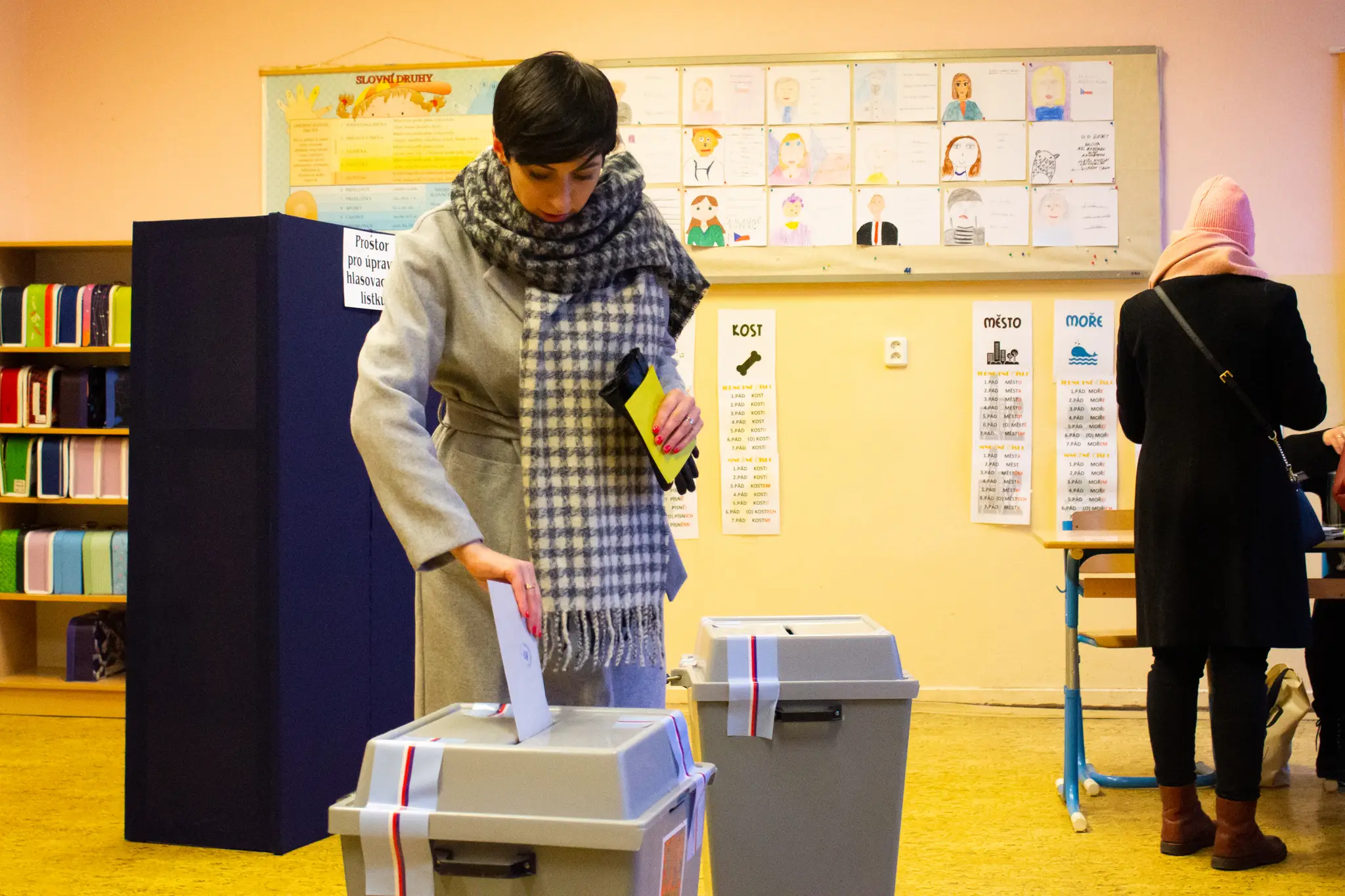 Predsedníčka Poslaneckej snemovne Parlamentu ČR Markéta Pekarová Adamová vkladá obálku s hlasovacím lístkom do volebnej schránky