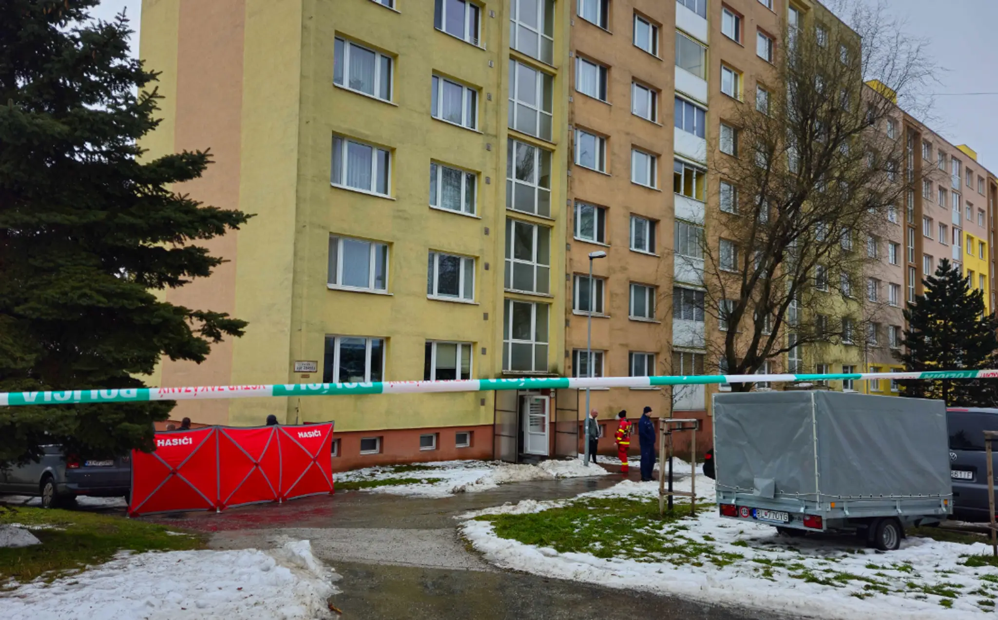 Na snímke policajná páska na jednej z ulíc v mestskej časti Dargovských hrdinov v Košiciach.