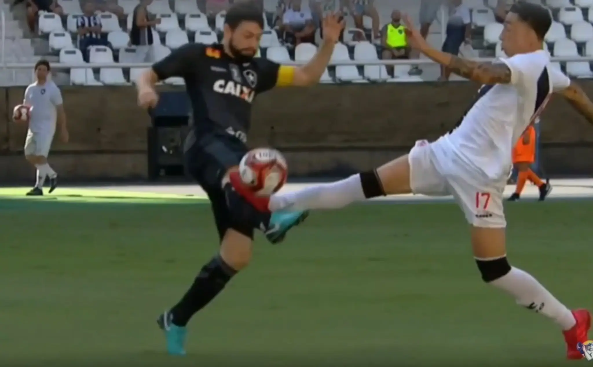 Joao Paulo utrpel pri tomto zákroku zlomeninu nohy.