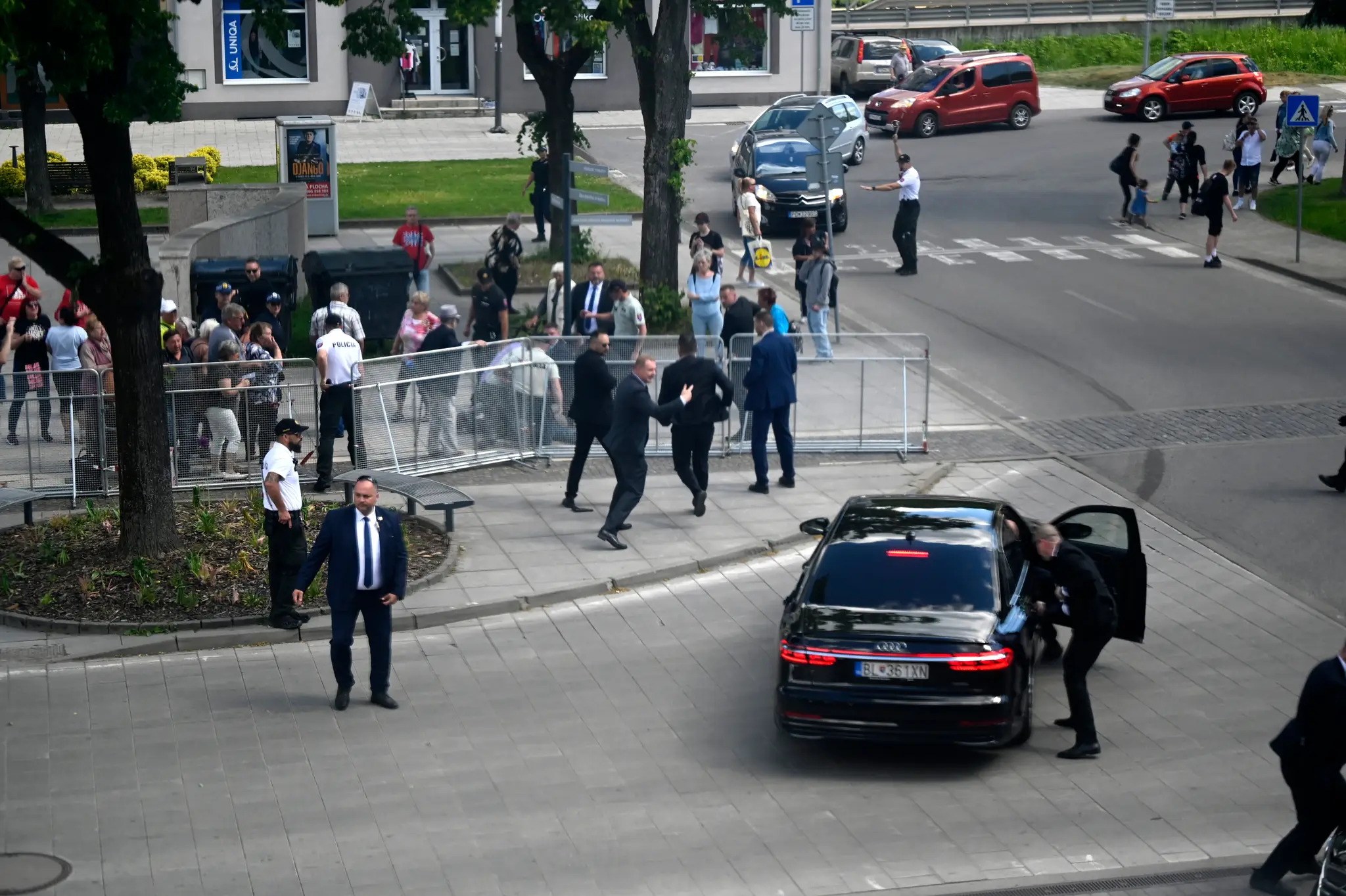 Na snímke vo vládnej limuzíne predseda vlády Robert Fico po streľbe po výjazdovom rokovaní vlády v Handlovej.