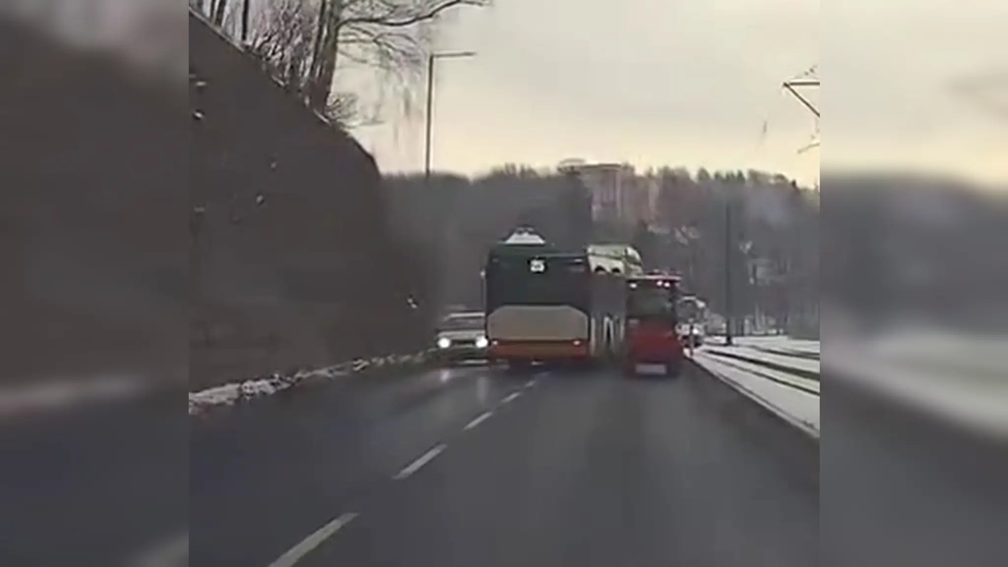 Záber z nebezpečného manévru vodiča autobusu.