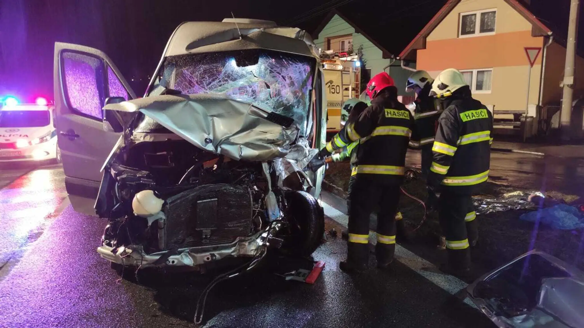 Zrážka ukrajinskej dodávky s ukrajinským autobusom v Ružomberku.