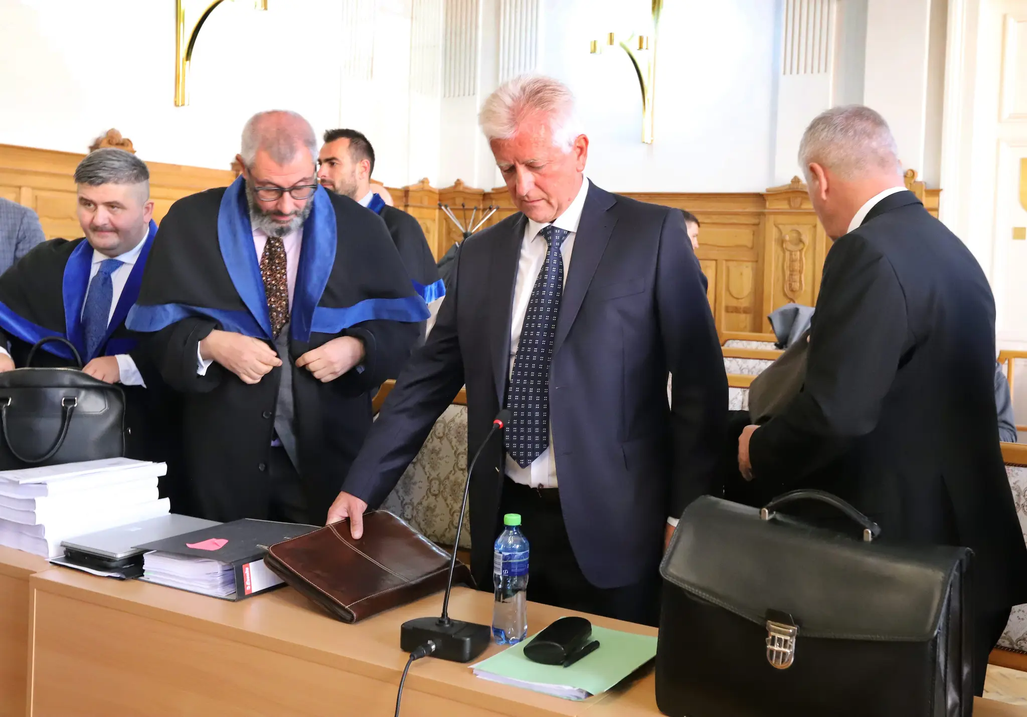 Na snímke podnikateľ Jozef B.(druhý sprava), obžalovaný v kauze Mýtnik, a jeho advokát Michal Mandzák (vľavo), stoja v súdnej sieni Špecializovaného trestného súdu