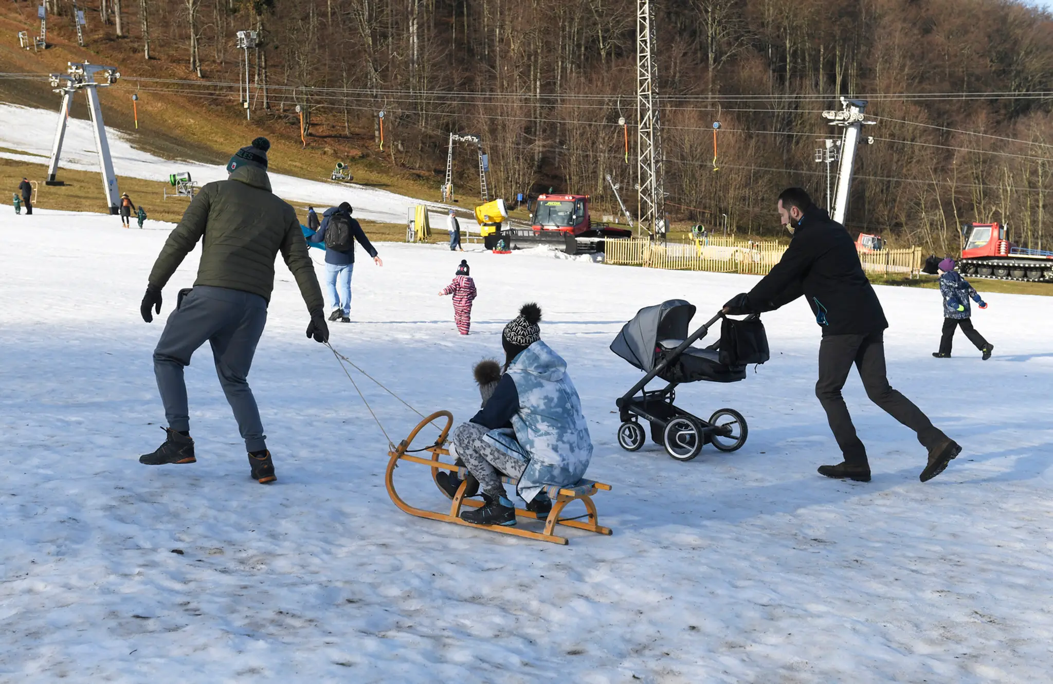 Turisti na Štrbskom plese. (2.1.2021)