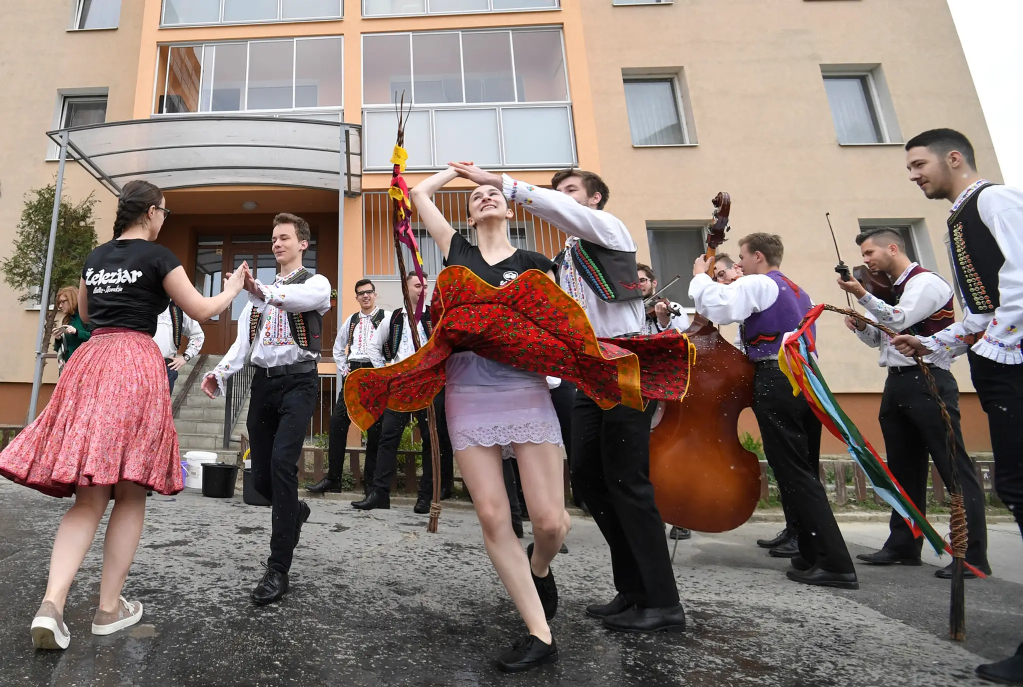 Veľkonočná oblievačka s folklórnym súborom Železiar v Košiciach.