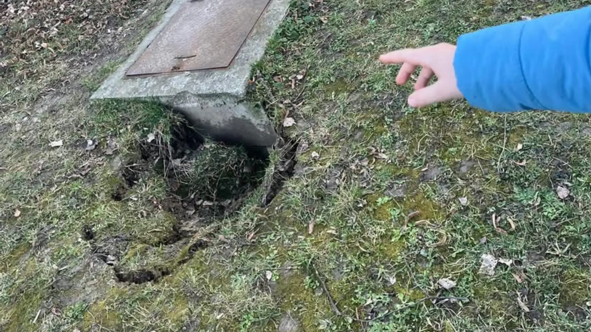 Prepadnutá zem v bratislavskej mestskej časti Rača.