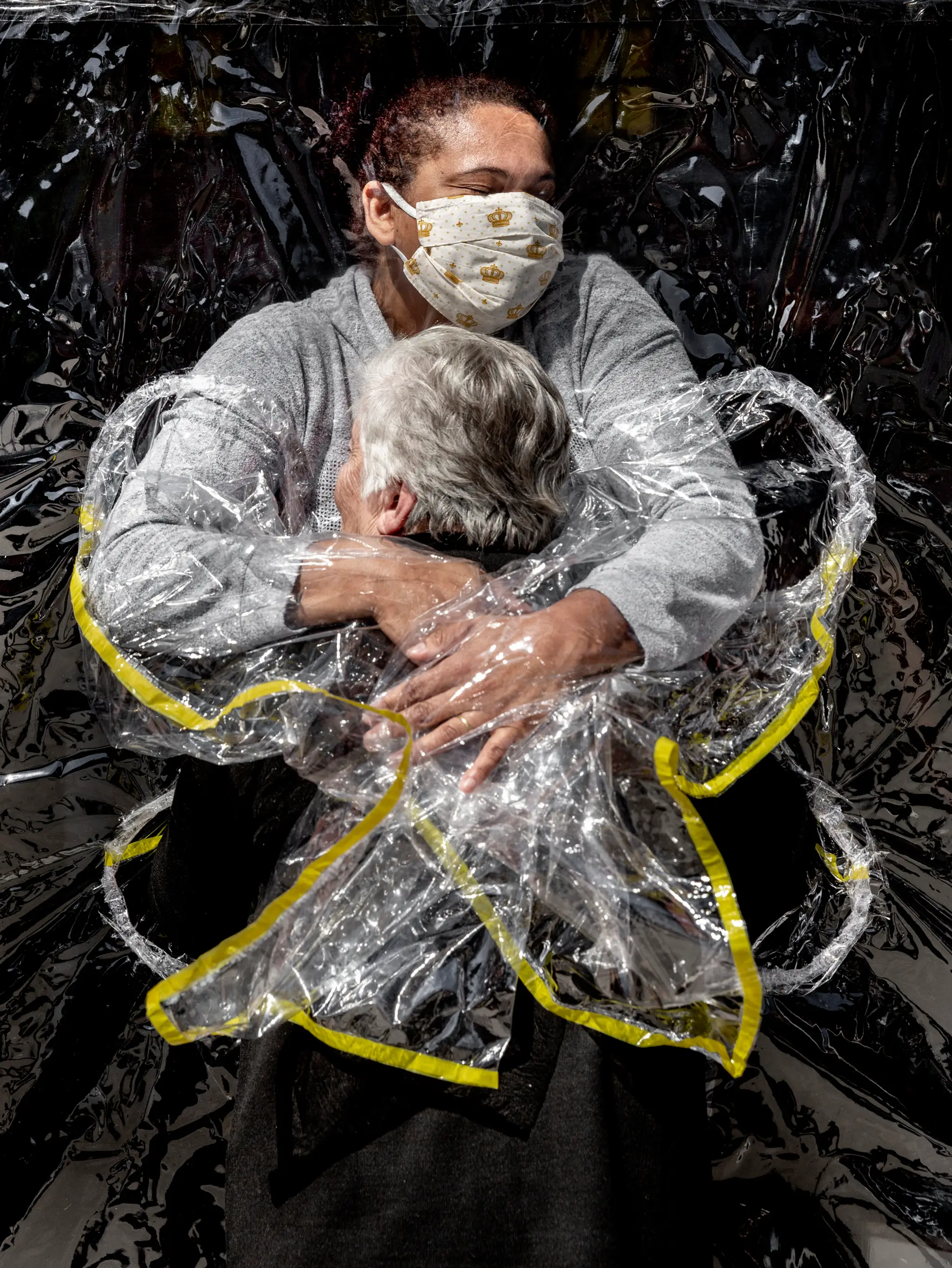 Fotografia s názvom Prvé objatie od dánskeho fotoreportéra Madsa Nissena vyhrala tohtoročnú prestížnu súťaž World Press Photo.