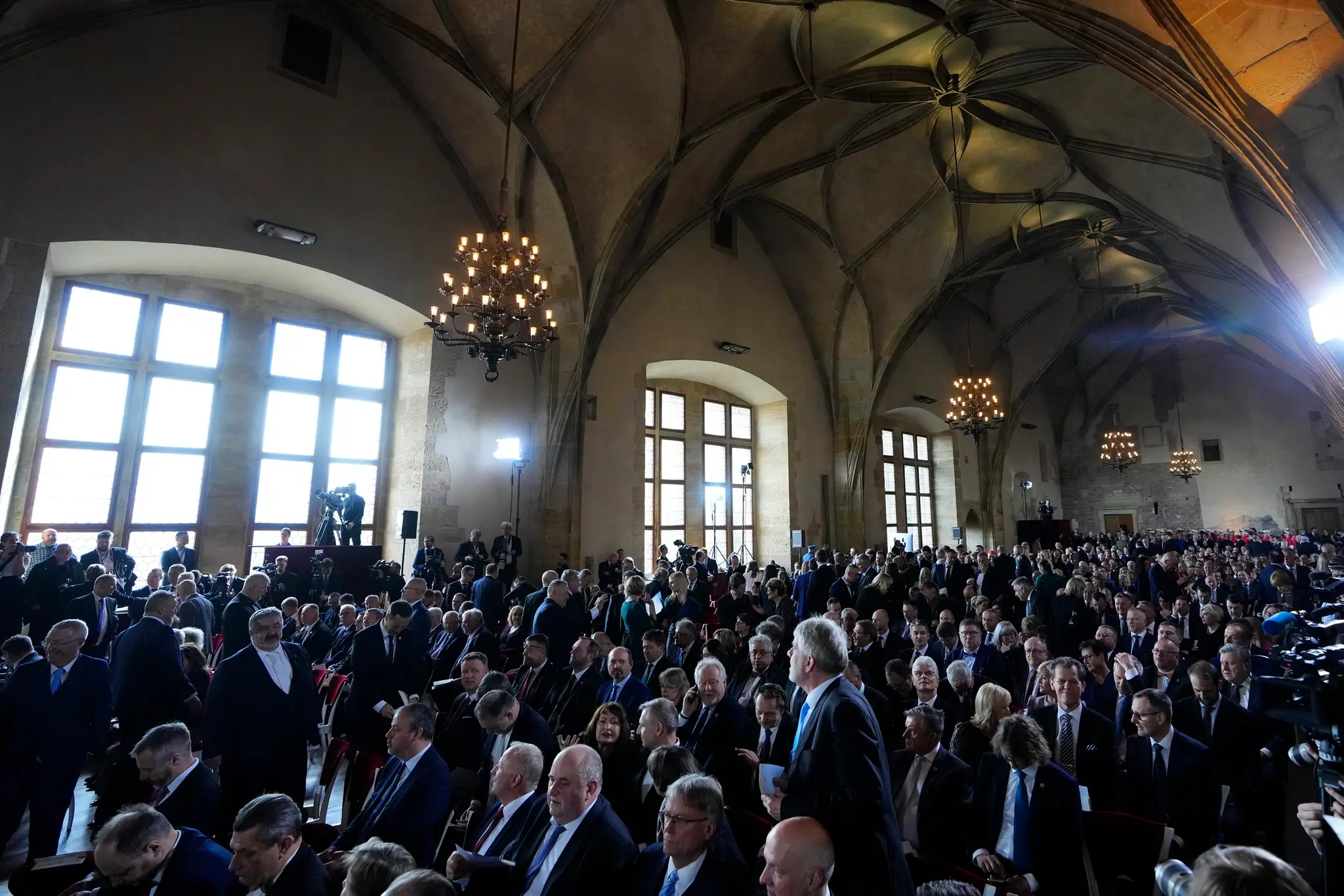 Na ceremónii vo Vladislavskej sále bolo asi 800 pozvaných hostí vrátane Pavlových predchodcov Miloša Zemana a Václava Klausa.