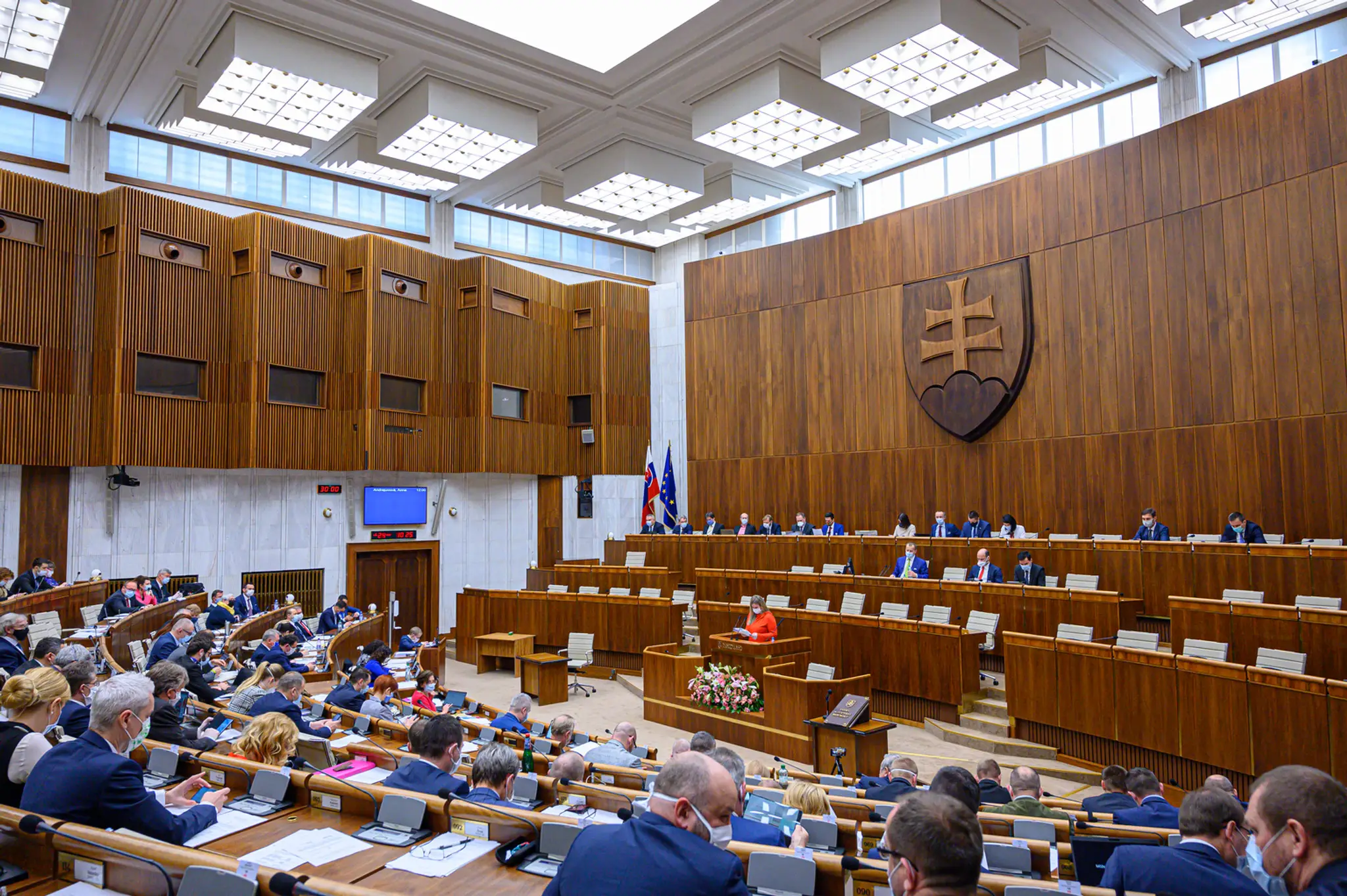 Ľudia spiaci na podlahe v madridskej nemocnici.