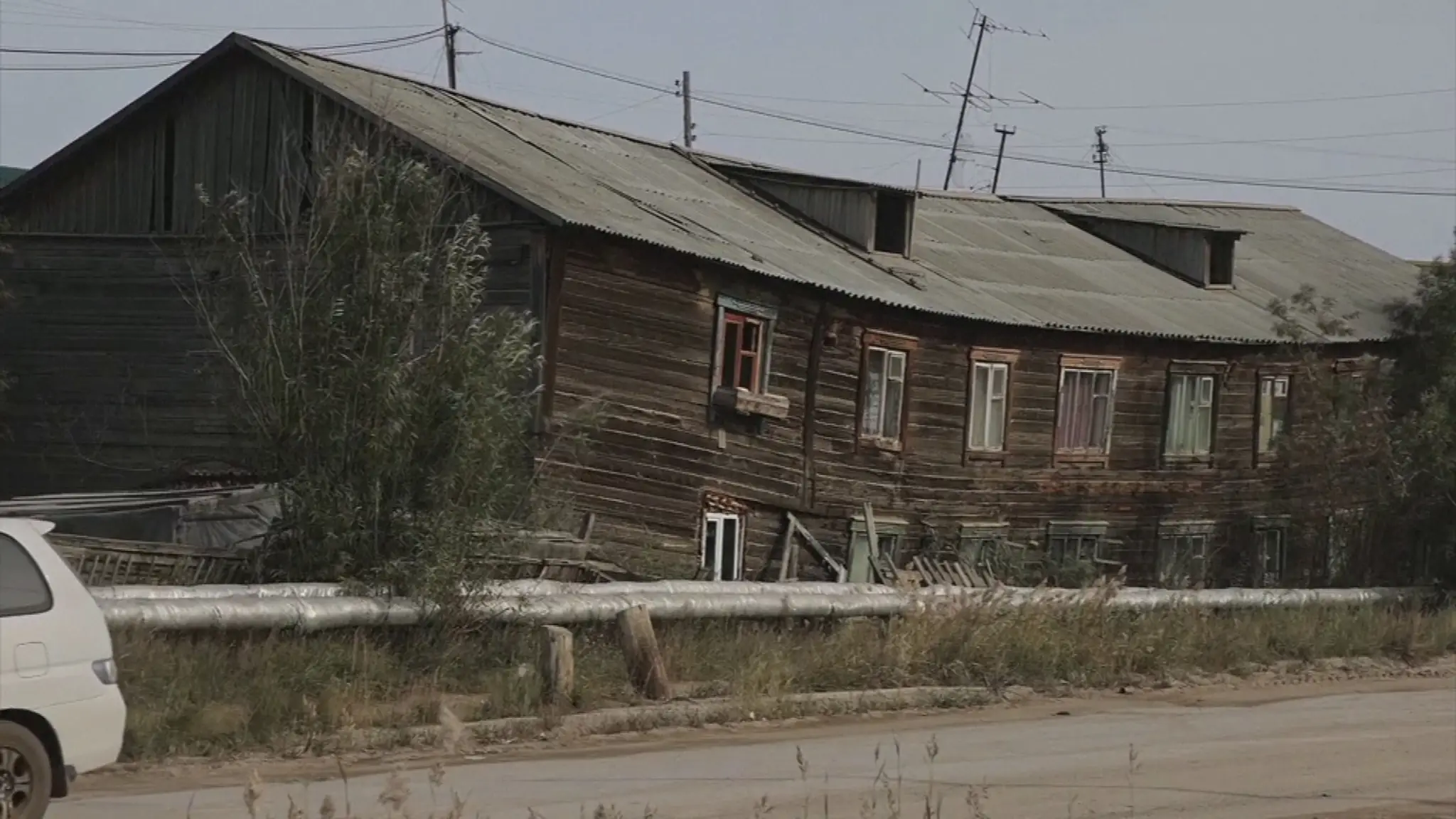 Domy na Sibíri sa pre roztápajúci permafrost deformujú