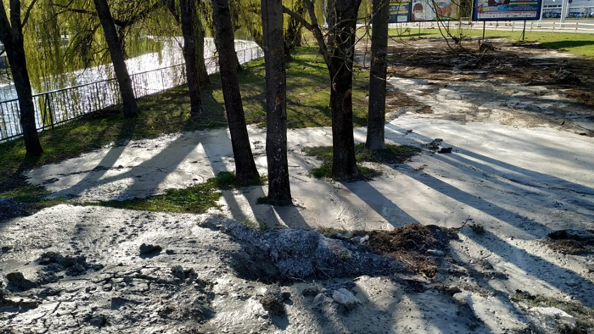 Vyliaty betón pri Zimnom štadióne v Banskej Bystrici.
