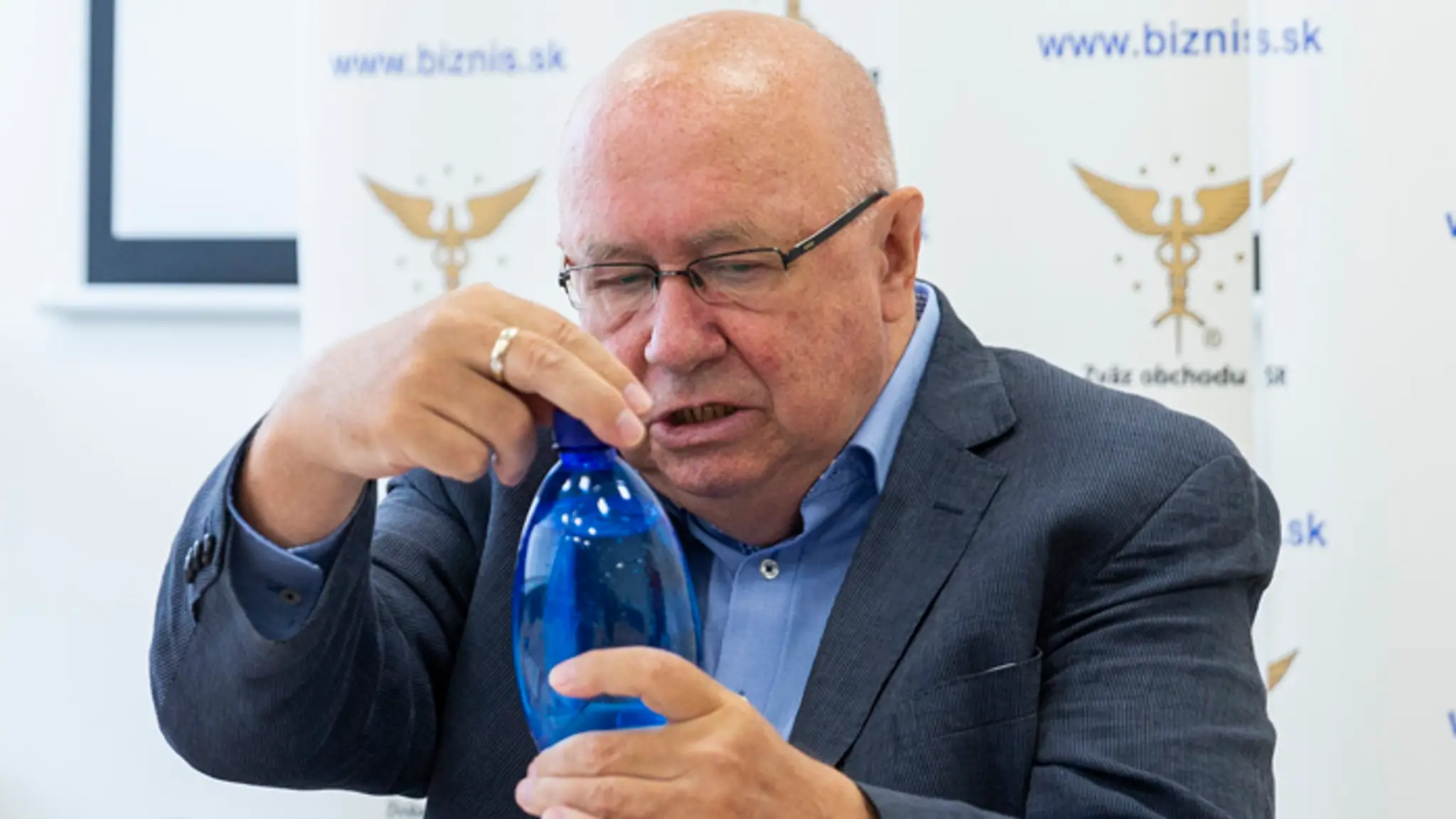 Nela počas maskovania.