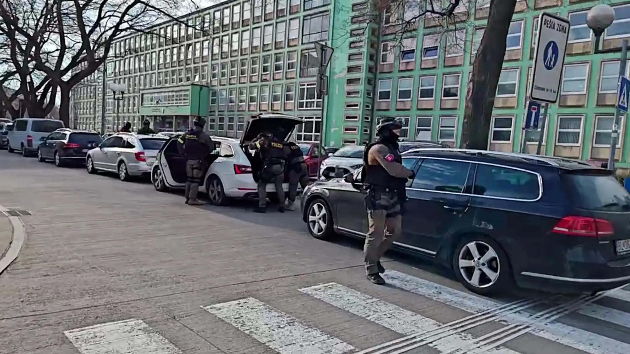 Policajti zasahujú na bratislavskej vysokej škole.