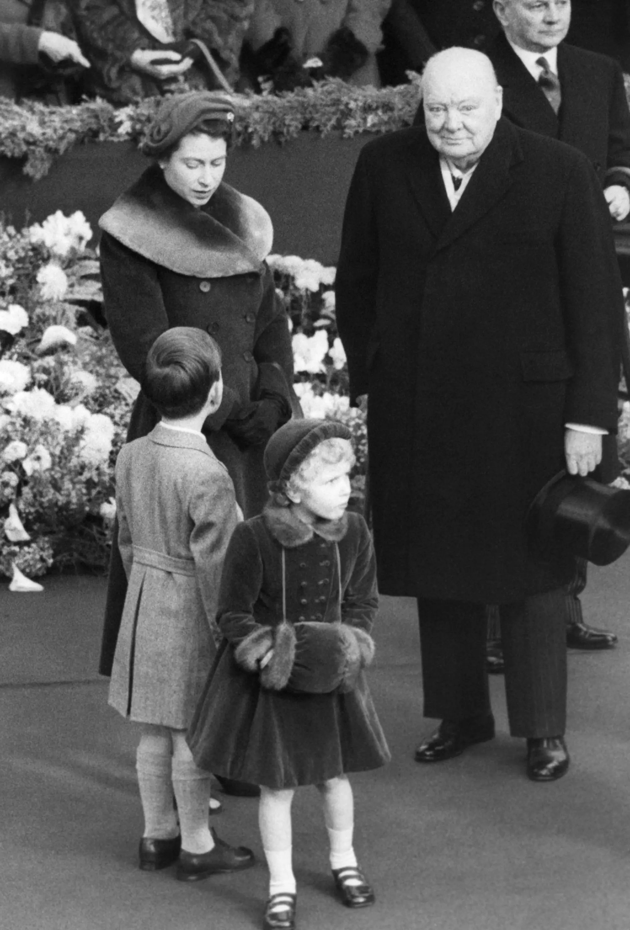 Na archívnej snímke z 24. novembra 1954 v Londýne britská kráľovná a premiér Sir Winston Churchill čakajú na návrat Alžbety, krá