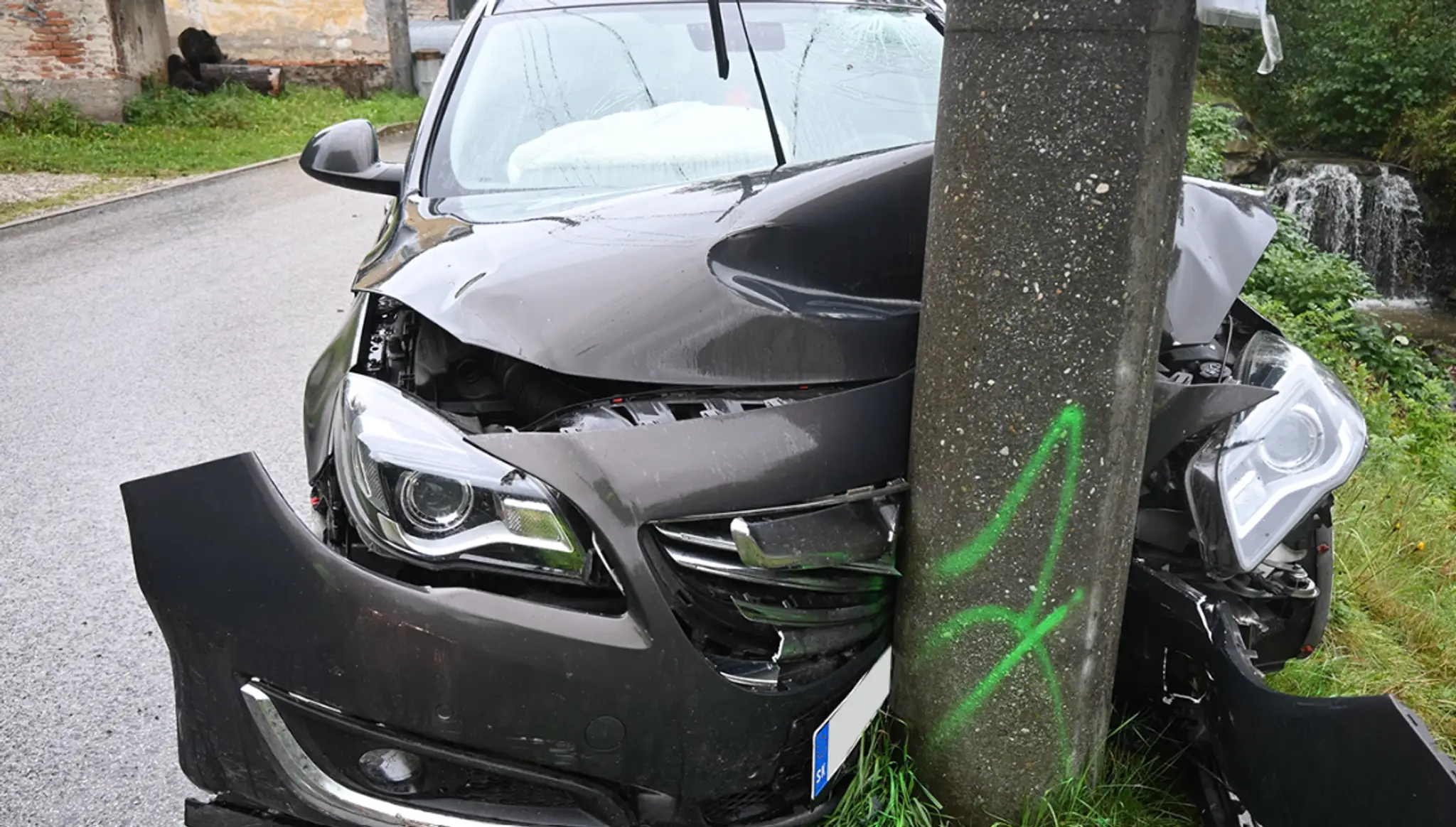 Zničené auto po náraze opitého vodiča do stĺpa v Handlovej.