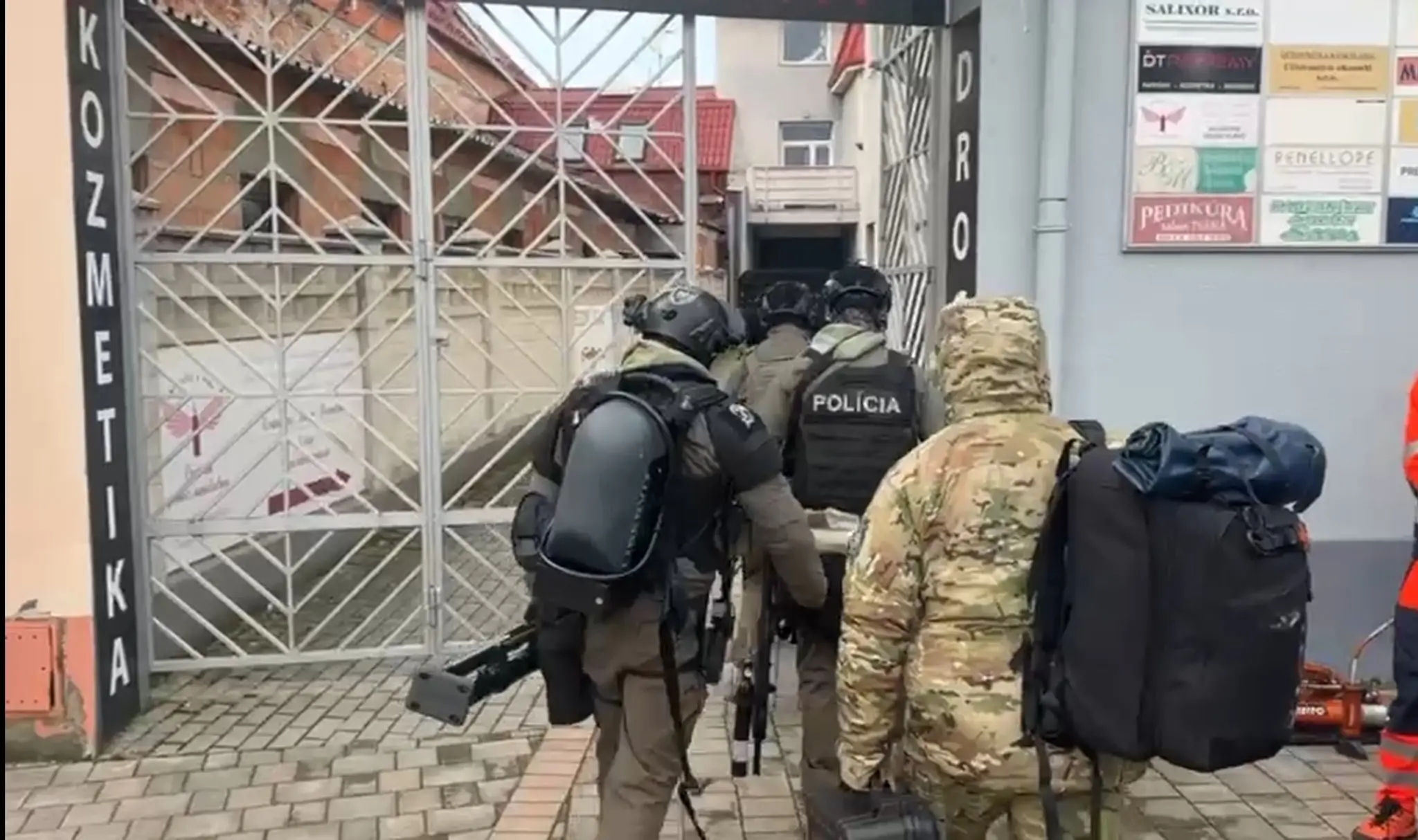 Muž sa zabarikádoval v podkrovnom byte