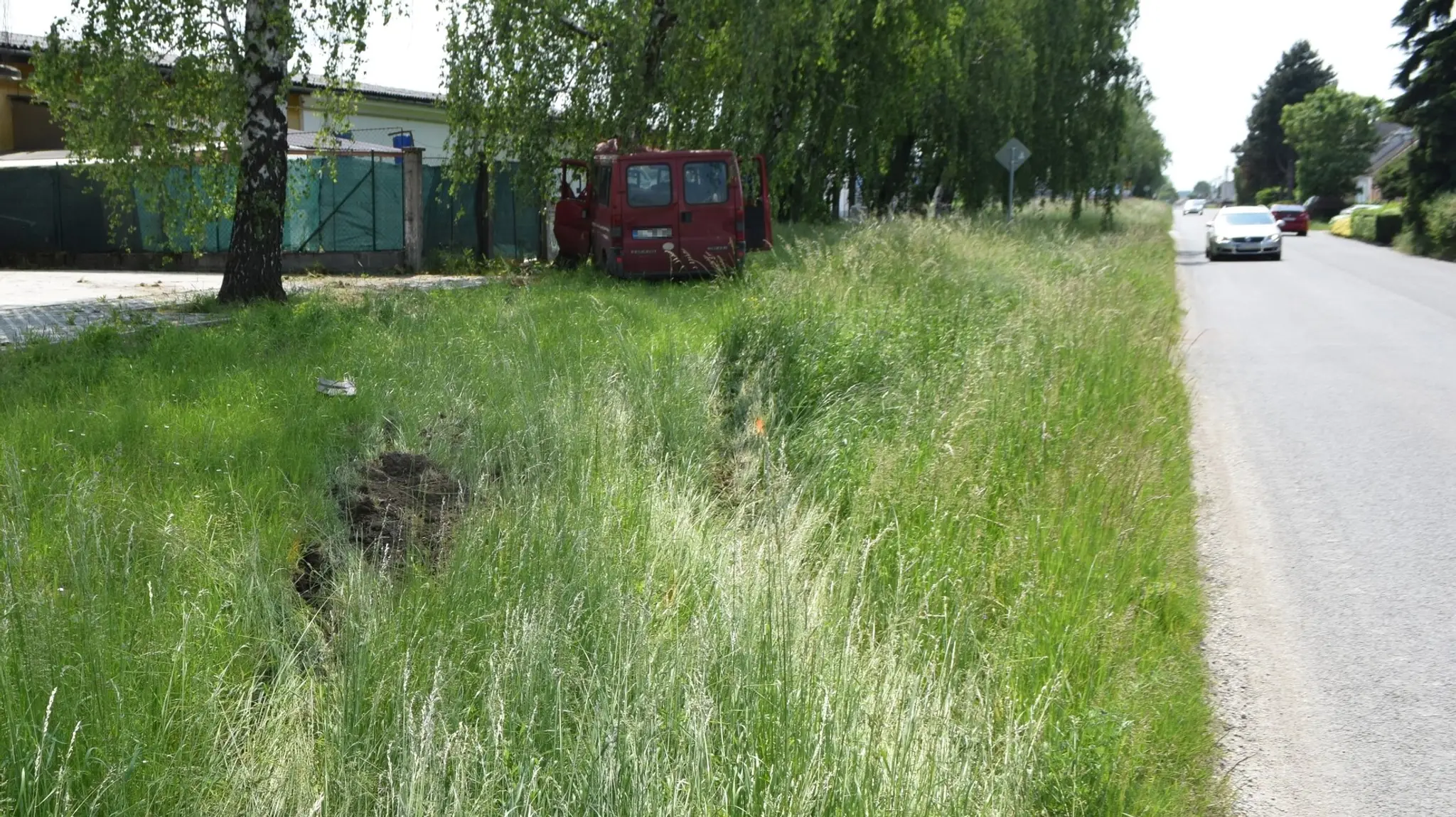 Dvaja muži narazili do stromu. Jeden nafúkal, druhý ušiel.