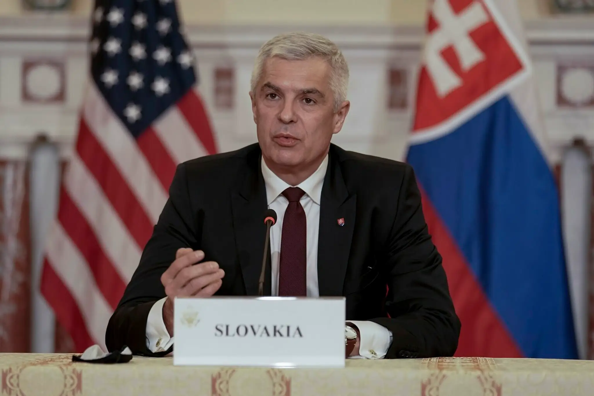 Ivan Korčok počas podpisu obrannej dohody s USA.