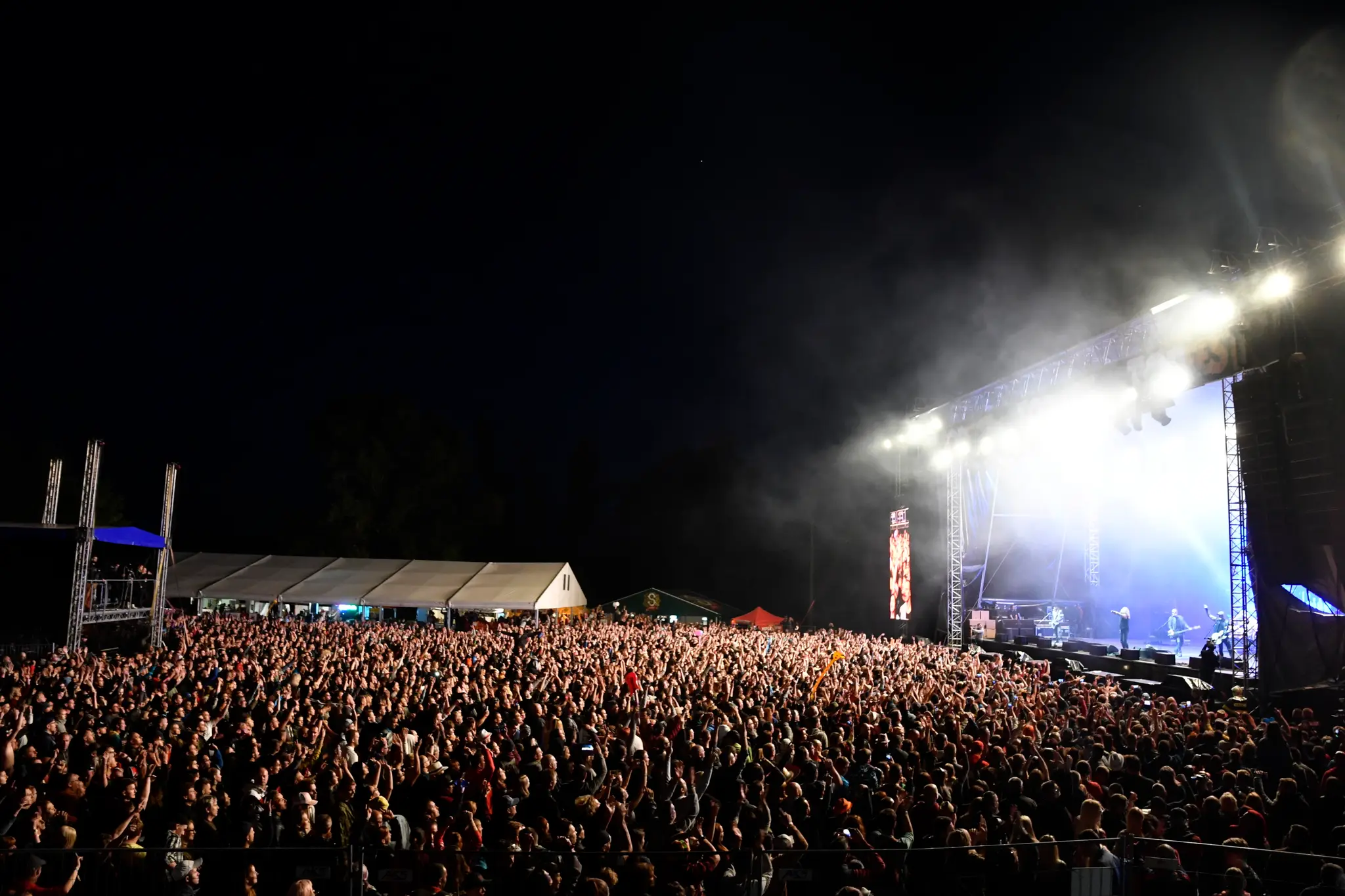 Na snímke diváci počas koncertu kapely Kabát na 15. ročníku festivalu Topfest v areáli jazera Zelená voda v Novom Meste nad Váhom.