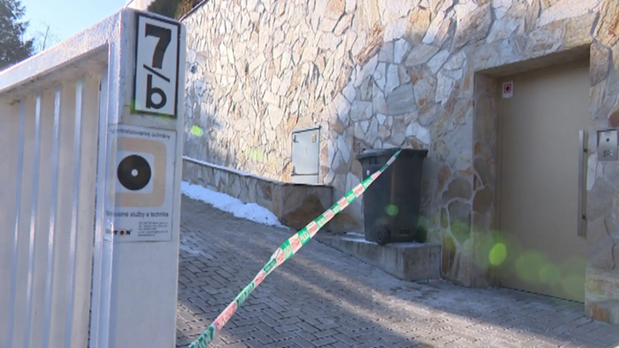 Vchod do vily Milana Kňažka pod bratislavským Slavínom ohradený policajnou páskou.