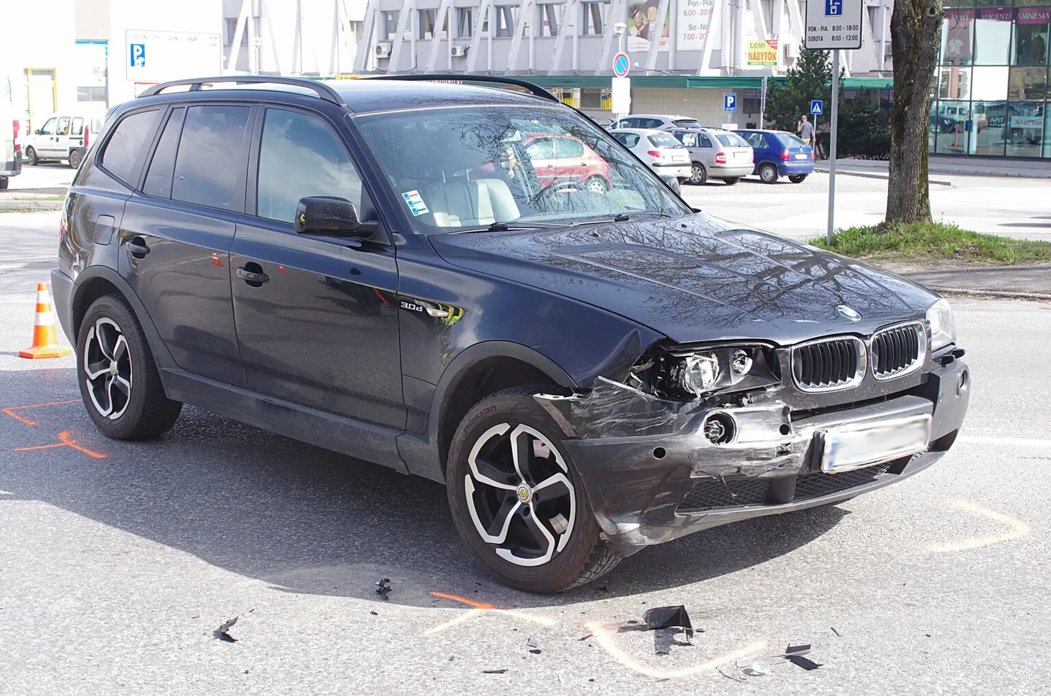 Mladá vodička na BMW nabúrala do policajtov