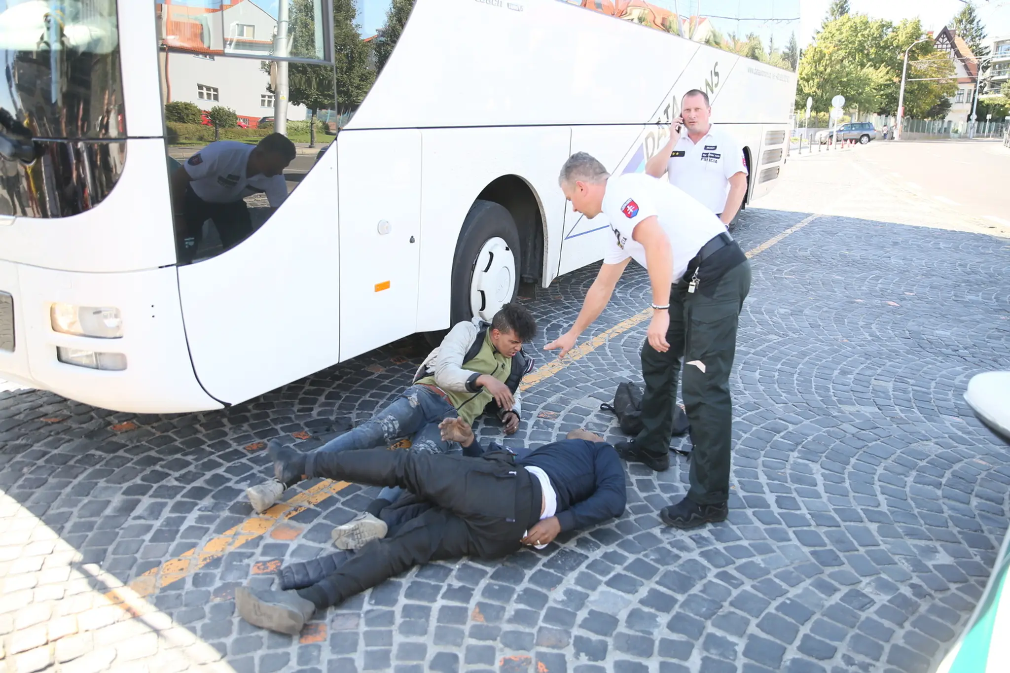 Migrant vylieza z podvozku.