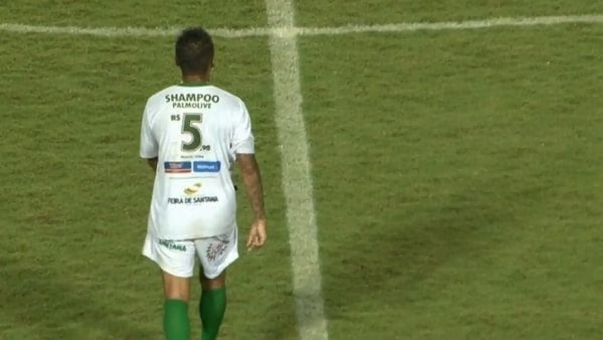 Hráči brazílskeho klubu Fluminense de Feira na dresoch propagujú tovar zo supermarketu.