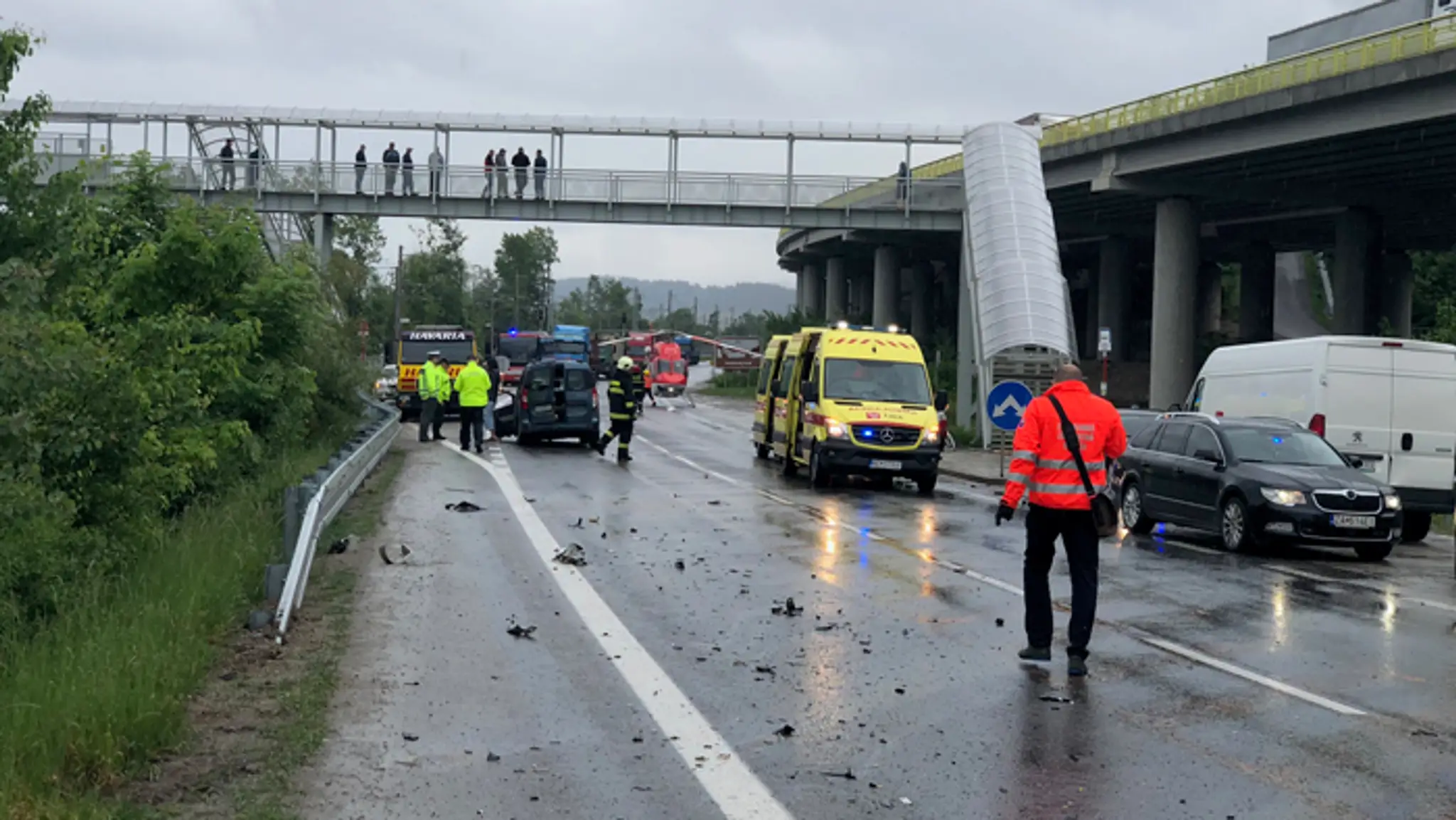 V Hornom Hričove sa zrazila sanitka s autom.
