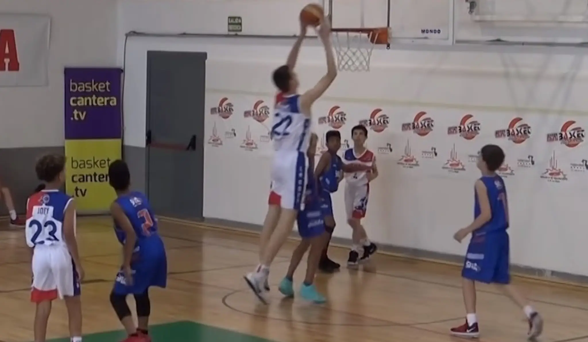 Francúzsky basketbalista Olivier Rioux smečuje loptu do koša.